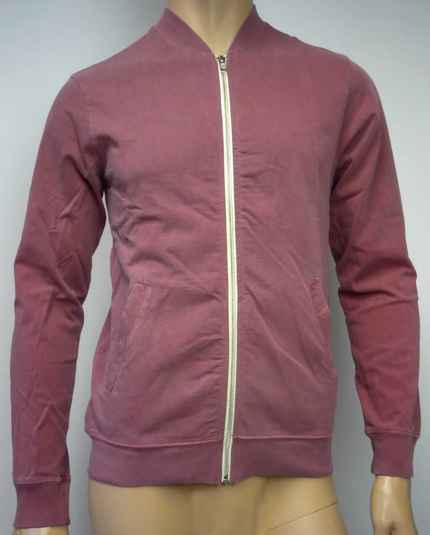 Blouson, sog. Cardigan für Männer, Art. RSAHJ452, Größe S, Foto siehe Anlage,
- aus ca. 0,6 mm dicken, buntgewirkten Gewirken (melierte Garne) aus laut Antrag 100 % Baumwolle,
- über die Taille reichend (Rückenlänge: ca. 68 cm),
- mit einem runden Halsausschnitt mit einer gerippt gewirkten Randeinfassung, die hinten einen schmalen 
  Stehkragen bildet, 
- vorn mit einer durchgehenden Öffnung mit Reißverschluss,
- ohne Hinweise auf den Trägerkreis (unisex), 
- mit langen Ärmeln, die über den unteren Rand des Kleidungsstücks hinausreichen; an den Ärmelenden 
  mit gerippt gewirkten Bündchen verengt, 
- vorn mit zwei eingesetzten offenen Taschen unterhalb der Taille,
- am unteren Rand mit einem angesetzten, gerippt gewirkten, verengenden Bund,
- erfüllt die Merkmale zur Einreihung als Blouson, somit keine Strickjacke.
 
"Blouson, aus Gewirken, für Frauen, aus Baumwolle"