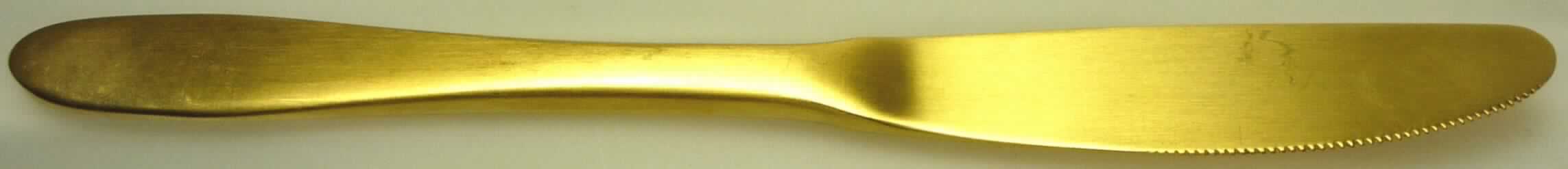 Es handelt sich um Tischmesser mit schneidener, feststehender Klinge aus nichtrostendem Stahl (13/0). Die Erzeugnisse sind vollständig mit einer Goldauflage von 24 Karat überzogen (Dicke: 7 Mikrometer). 
Gesamtlänge: ca. 21 cm
-Antragsstellerangaben-

Abbildung siehe Anlage.

Derartige Erzeugnisse gehören als "Messer (Tischmesser) mit feststehender Klinge, mit arbeitendem Teil aus unedlem Metall" zur Unterposition 8211 91 00 00 des Integrierten Zolltarifs der EG (TARIC).