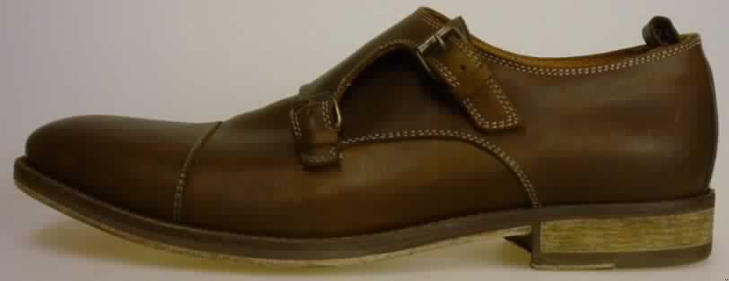 Freizeitschuhe (lt. Antrag: "Monk", Foto siehe Anlage)
- mit Laufsohlen aus (lt. Antrag) Leder; ohne Hauptsohle aus Holz,
- mit Oberteil (geschlossenes Blatt) aus Leder,
- seitlich mit Schnallenverschluss,
- ohne Schutz in der Vorderkappe,
- den Knöchel nicht bedeckend,
- mit einer Länge der Innensohle von mehr als 24 cm,
- für Männer (u. a. weiter Schnitt),
- (lt. Antrag) kein Versand aus Macau

"Schuhe mit Laufsohlen und Oberteil aus Leder, andere als in den UPos. 6403 1200 00 
 bis 6403 5995 91 genannt"