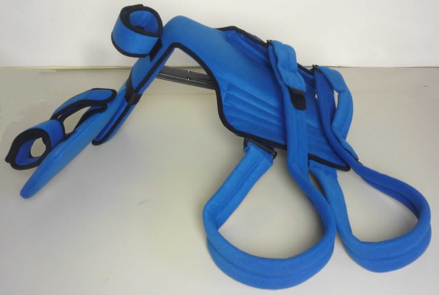Schultergelenkorthese, sog. Schulter-Arm-Abduktionsorthese Deltaflex, Art. 219, im Wesentlichen bestehend aus einer verstellbaren, gepolsterten Metall-Kunststoff-Konstruktion mit einem 3-Schicht-Baumwollmischgewebe-Überzug. Die Orthese ist aufgrund der umklappbaren Armauflage rechts- und linksseitig einsetzbar, dient der Aufnahme des angewinkelten Arms und ist mit drei Unterarm- und Handgelenksschlaufen ausgestattet.
Die Orthese wird mit Hilfe zweier fest angebrachter Hüftgurte am Oberkörper des Patienten befestigt. Der Abduktionswinkel ist mittels eines Schiebemechanismus in sechs verschiedenen Stufen (0°, 30°, 45°, 60°, 75°, 90°) fest einstellbar. 
Zur äußern Form siehe Abbildung in der Anlage.
Die Orthese dient hauptsächlich der Ruhigstellung des Schultergelenkes bei u.a. Rupturen, Sehnen- und Muskelverletzungen, Schulterluxation.
Die Ware ist in einem Pappkarton verpackt. 
Sie wird als  "Vorrichtung zum Behandeln von Knochenbrüchen (einschließlich Verrenkungen und Gelenkverletzungen)" eingereiht.