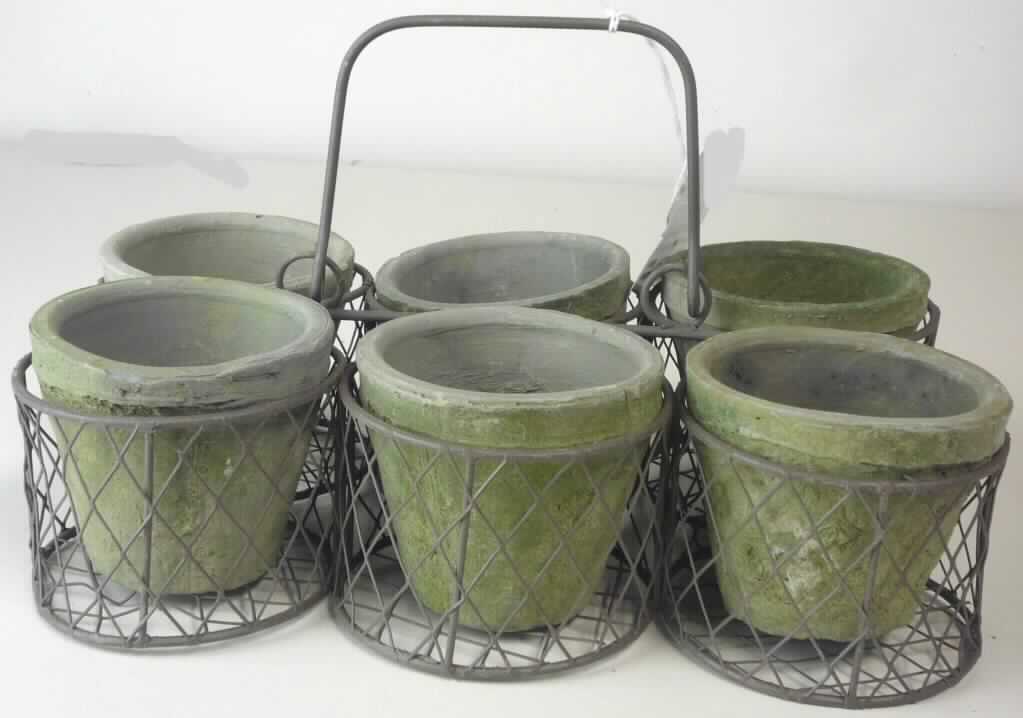 Keramischer Ziergegenstand, sog. Set/7 Pflanzkorb Urban Garden, Abbildung siehe Anlage, 
in Form einer aus verschiedenen Bestandteilen zusammengesetzten Ware, bestehend aus: 
- keramischen Ziergegenständen, 
- - in Form von sechs unglasierten, grauen, runden Übertöpfen, 
- - je mit einem oberen Durchmesser von ca. 8 cm und einer Höhe von ca. 7 cm, 
- - keramische Erzeugnisse, nach der Formgebung gebrannt, tonmineralhaltiges Material enthaltend, 
- - nach dem Ergebnis der wissenschaftlichen Untersuchung einer vergleichbaren Ware aus gewöhnlichen Ton, 
- - zur Verwendung als Übertopf bzw. Pflanztopf, 
- - keine Ware der Position 6914, da ohne Loch im Boden, 
- - keine Hinweise auf Handarbeit, 
- einer anderen Ware aus Stahldraht, 
- - in Form eines in sechs Fächer aufgeteilten Drahtkorbs mit Henkel, passgenau für die sechs Übertöpfe gearbeitet, 
- - aus unedlem Metall (Stahldraht) gefertigt, 
- - mit den Abmessungen von ca. 27 (L) x 18 (B) x 9 (H, ohne Henkel) cm, 
- nach der Menge, dem Gewicht und im Hinblick auf die Verwendung bestimmen die Übertöpfe aus gewöhnlichem 
  Ton den wesentlichen Charakter der zusammengesetzten Ware.

"Keramischer Ziergegenstand, aus gewöhnlichem Ton, nicht handgearbeitet"