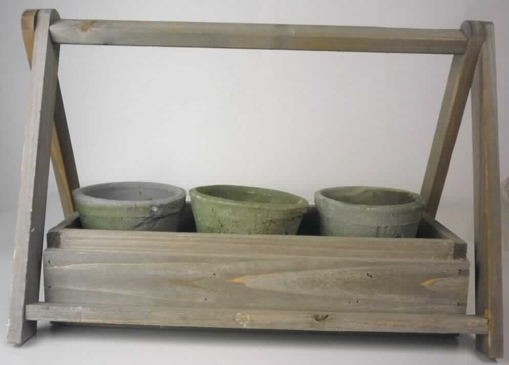 Keramischer Ziergegenstand, sog. Set/4 Pflanzbox Urban Garden, Abbildung siehe Anlage, 
in Form einer aus verschiedenen Bestandteilen zusammengesetzten Ware, bestehend aus: 
- keramischen Ziergegenständen, 
- - in Form von drei unglasierten, grauen, runden Übertöpfen, 
- - je mit einem oberen Durchmesser von ca. 10 cm und einer Höhe von ca. 7,5 cm, 
- - keramische Erzeugnisse, nach der Formgebung gebrannt, tonmineralhaltiges Material enthaltend, 
- - nach dem Ergebnis der wissenschaftlichen Untersuchung einer vergleichbaren Ware aus gewöhnlichen Ton, 
- - zur Verwendung als Übertopf bzw. Pflanztopf, 
- - keine Ware der Position 6914, da ohne Loch im Boden, 
- - keine Hinweise auf Handarbeit, 
- einem Gestell mit Griff aus Holz, 
- - zweiteiliges Holzgestell bestehend aus einer Holzbox, passgenau für die drei Übertöpfe gearbeitet und einem 
    abnehmbaren Tragegriff aus Holz, 
- - auf der Holzbox mit dem Aufdruck "HERBS", 
- - mit den Abmessungen von insges. ca. 40,5 (L) x 20,5 (B) x 26,5 (H) cm, 
- nach der Menge, dem Gewicht und im Hinblick auf die Verwendung bestimmen die Übertöpfe aus gewöhnlichem 
  Ton den wesentlichen Charakter der zusammengesetzten Ware.

"Keramischer Ziergegenstand, aus gewöhnlichem Ton, nicht handgearbeitet"