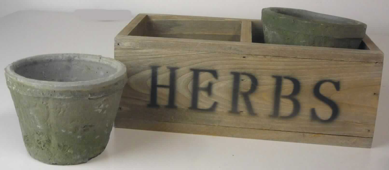 Keramischer Ziergegenstand, sog. Set/3 Pflanzbox Urban Garden, Abbildung siehe Anlage, 
in Form einer aus verschiedenen Bestandteilen zusammengesetzten Ware, bestehend aus: 
- keramischen Ziergegenständen, 
- - in Form von zwei unglasierten, grauen, runden Übertöpfen, 
- - je mit einem oberen Durchmesser von ca. 10 cm und einer Höhe von ca. 7 cm, 
- - keramische Erzeugnisse, nach der Formgebung gebrannt, tonmineralhaltiges Material enthaltend, 
- - nach dem Ergebnis der wissenschaftlichen Untersuchung einer vergleichbaren Ware aus gewöhnlichen Ton, 
- - zur Verwendung als Übertopf bzw. Pflanztopf, 
- - keine Ware der Position 6914, da ohne Loch im Boden, 
- - keine Hinweise auf Handarbeit, 
- einem Behälter aus Holz, 
- - in Form einer in zwei Fächer geteilten Holzbox, passgenau für die zwei Übertöpfe gearbeitet, 
- - mit dem Aufdruck "HERBS", 
- - mit den Abmessungen von ca. 24 (L) x 12,5 (B) x 9 (H) cm, 
- nach der Menge, dem Gewicht und im Hinblick auf die Verwendung bestimmen die Übertöpfe aus gewöhnlichem 
  Ton den wesentlichen Charakter der zusammengesetzten Ware.

"Keramischer Ziergegenstand, aus gewöhnlichem Ton, nicht handgearbeitet"