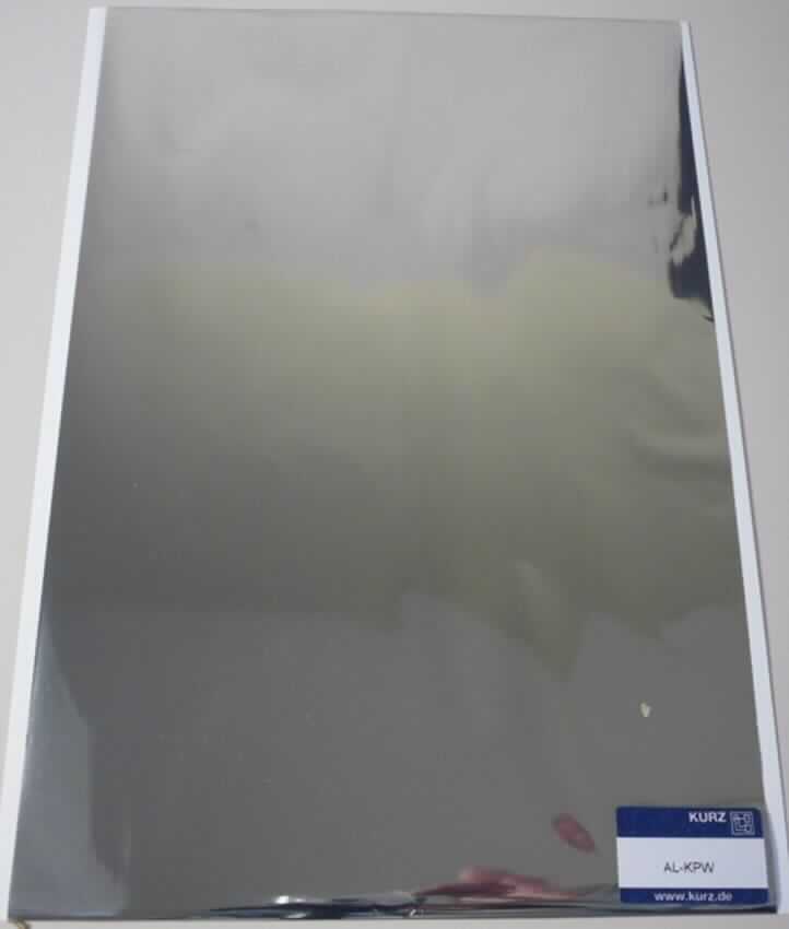 Es handelt sich gemäß Antragstellerangabe um einsatzbereit (maschinenspezifisch) konfektionierte Folienbänder auf einer Rolle in Form von Polyesterfolie, die mit einer dünnen, farbgebenden Metallisierung (Aluminium) als Ablöseschicht versehen ist und in Druckmaschinen zum Kaltprägen verwendet wird.

Das Erzeugnis ist als "schreibmaschinenähnliches Band, für Abdrucke präpariert, Farbband aus Kunststoff, kein Farbband der Unterposition (TARIC) 9612 1010 10" einzureihen.
