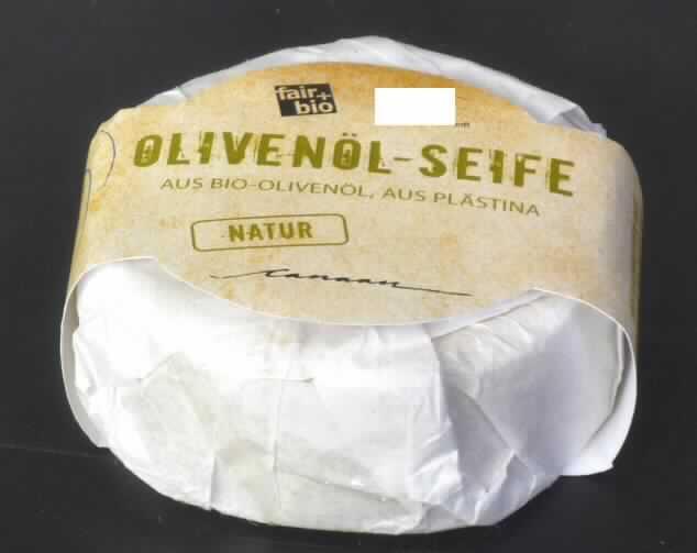 Angaben: 
Olivenölseife, 85g, hergestellt aus Bio-Olivenöl, Bio-Kokosnussöl, Wasser, Lauge, Salz.

Feststellungen:
zylinderförmiges Seifenstück, unparfümiert, in Papier verpackt und mit einer Papierbanderole mit der Aufschrift "Olivenöl-Seife, aus Bio-Oliveröl, natur" versehen.

Befund:
Seifen (...) in Form von geformten Stücken (...), zur Körperpflege.