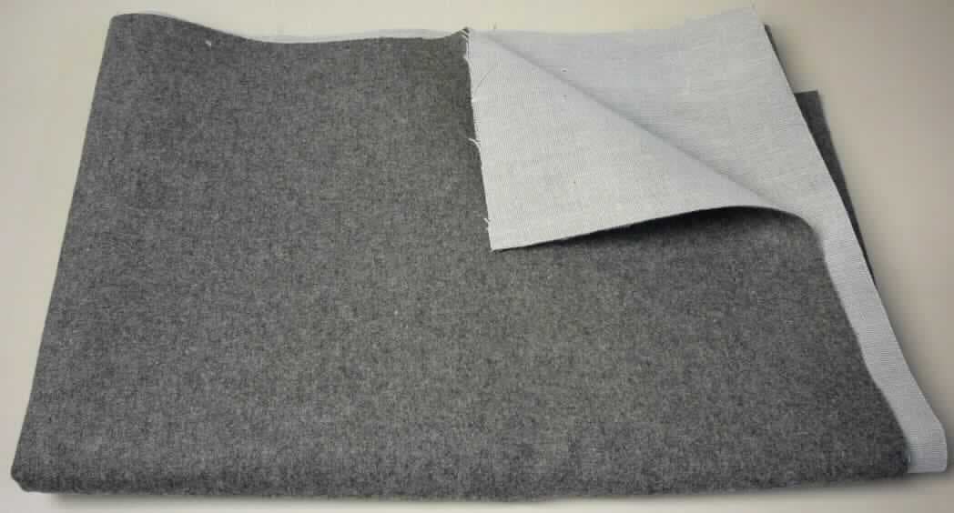 Textillaminat, sog. Möbelbezugsstoff, Foto siehe Anlage,
- als Meterware, laut Antrag mit einer Breite von 145 cm,
- laut Untersuchungsergebnis:
- aus zwei mit ihrer ganzen Fläche aufeinander liegenden und miteinander durch Kleben verbundenen Lagen:
-- Oberlage (Schauseite):
--- aus einem buntgewebten Gewebe (melierte Garne) in Leinwandbindung aus Kett- und Schussgarnen aus Wolle, 
     künstlichen Spinnfasern (Viskose) und synthetischen Spinnfasern (Polyester); folgende Antragsabgaben 
     können als zutreffend angesehen werden:
---- Wolle von 50 GHT,
---- Viskose-Spinnfasern (künstliche Spinnfasern) von 30 GHT,
---- Polyester-Spinnfasern (synthetische Spinnfasern) von 20 GHT,
-- Unterlage:
--- aus einem weißen Gewebe in Leinwandbindung aus Polyester-Spinnfasern,
- insbesondere im Hinblick auf die Verwendung als Möbelbezugsstoff bestimmt das die Schauseite bildende 
  Gewebe den Charakter der Ware.

"Gewebe aus künstlichen Spinnfasern, mit einem Anteil an künstlichen Spinnfasern von weniger als 85 GHT, 
 hauptsächlich mit Wolle gemischt, buntgewebt"