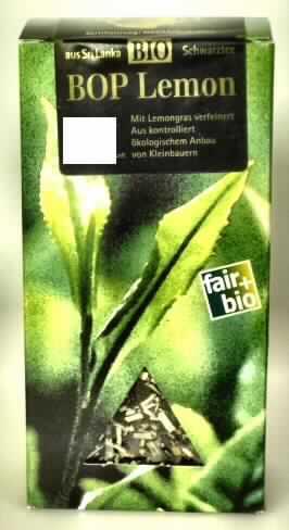 Schwarzer Tee mit Zusatz von Lemongras

Grüne Faltschachtel mit der Abbildung von Teeblättern und einem kleinen dreieckigen Sichtfenster; auf dem 
schwarzen aufgeklebten Etikett die Warenbezeichnung (Schwarztee mit Lemongras verfeinert) sowie weitere 
Angaben; auf einem weißen Etikett am Boden der Schachtel Angaben zu den Zutaten (s. Feld 8) und zur 
Inhaltsmenge (100 g); darin ein transparenter Folienbeutel mit der Teezubereitung.
Inhalt: Mischung aus schwarzem Tee und kleingeschnittenem, getrockneten Zitronengras; Geruch einem 
Schwarztee mit Zitronengras entsprechend; zum Herstellen eines aromatisierten Schwarzteegetränks geeignet.

Milchfett, Milchprotein*: nicht enthalten
Saccharose oder Isoglucose*: weniger als 5 GHT
Glucose oder Stärke*: weniger als 5 GHT
*: gem. Antragsangaben

Zubereitung auf der Grundlage von Tee, kein Milchfett und kein Milchprotein enthaltend, weniger als 5 GHT 
Saccharose oder Isoglucose und weniger als 5 GHT Glucose oder Stärke enthaltend; aufgrund des hohen 
Anteils an Lemongras kein aromatisierter Tee der Position 0902.
