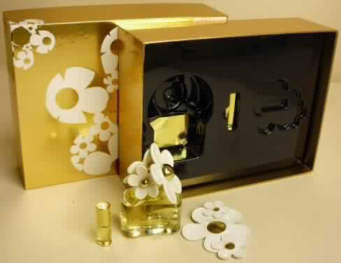 Duftwasser; Eau de Toilette im Roller

Bei der Ware handelt es sich um ein Toilettewasser, welches in einem Flakon mit Rollkopf und Deckel (Inhalt 3 mL) abgefüllt ist. Die Ware ist zusammen mit einem Eau de Toilette-Flakon und einer Anstecknadel (nicht Gegenstände dieser verbindlichen Zolltarifauskunft) gemeinsam in einem Karton mit entsprechendem Kunststoffeinsatz für den Einzelverkauf aufgemacht.

Zolltariflich handelt es sich bei der mehrteiligen Ware nicht um eine Warenzusammenstellung im Sinne der Allgemeinen Vorschrift 3b) zur Auslegung der Kombinierten Nomenklatur (KN), da sich die einzelnen Bestandteile weder gegenseitig ergänzen noch zur Befriedigung eines gemeinsamen Bedarfs verwendet werden.
Somit sind die einzelnen Bestandteile getrennt in den Zoltarif einzureihen. Das vorliegende Eau de Toilette ist als Duftwasser in die Position 3303 der KN einzureihen. Für die beiden anderen Waren wird jeweils eine getrennte Zolltarifauskunft erteilt.