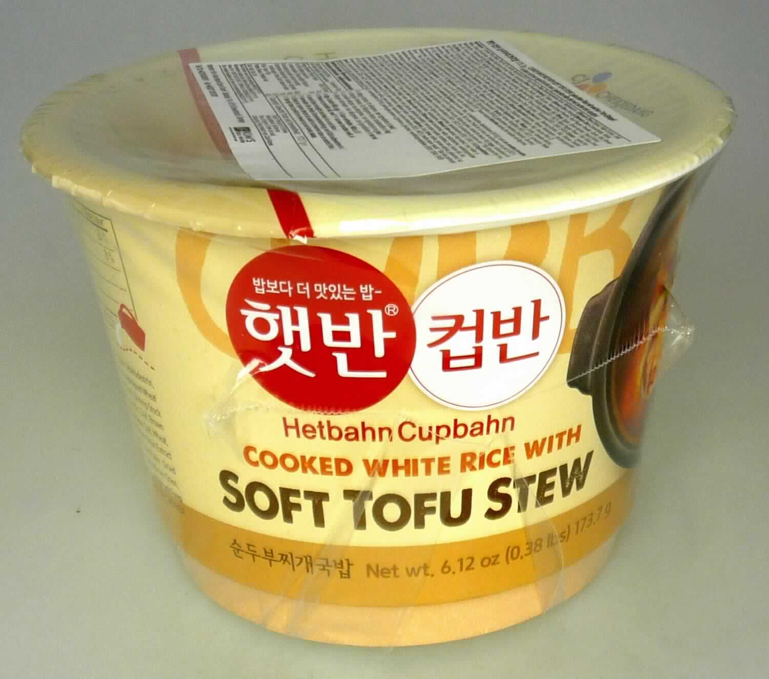 Asiatisches Reisgericht 

Antragsangaben:
Cooked White Rice with Soft Tofu Stew (173,7 g)

Beschaffenheit des vorgelegten Warenmusters (in Originalverpackung):
In etikettierte Kunststofffolie eingeschweißte und bedruckte Kartonschale, darin eine mit Kunststofffolie 
verschweißte Kunststoffschale mit gekochtem, feuchtem Reis, ein Kunststofffolienbeutel mit getrockneten 
Tofu- und Frühlingszwiebelstücken, ein Kunststofffolienbeutel mit einer rotbraunen, viskosen Sauce mit 
würzigem, scharfem und fischigem Geschmack und ein Einwegkunststofflöffel.
Der Verpackungsaufdruck enthält Angaben zur Zubereitung (Reis und Inhalte der Beutel in die Kartonschale 
geben, mit Wasser bis zur Markierung auffüllen (230 ml) und Becher für 3 - 4 Minuten in der Mikrowelle erhitzen).

Es liegt eine Warenzusammenstellung in Aufmachung für den Einzelverkauf vor, deren Charakter in Bezug auf 
den Gewichtsanteil und auf die Bedeutung für das Gericht von dem gekochten Reis bestimmt wird.

Getreide in Form von Körnern, vorgekocht, anderweit weder genannt noch inbegriffen, auf der Grundlage von Reis