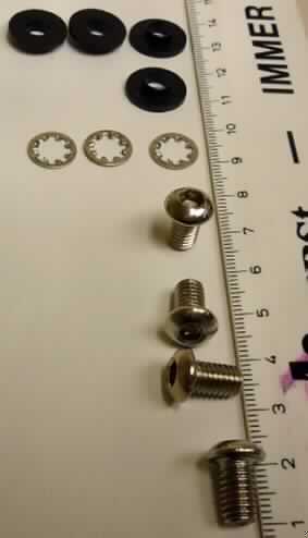 Es handelt sich um Zusammenstellungen, bestehend aus
- 4 Schrauben, aus nicht rostendem Stahl (Werkstoffnummer 1.4301), mit einer Länge von etwa 13,3 mm, mit Kopf mit Innensechskant und einem bis zum Kopf reichenden, metrischen Gewinde mit stumpfem Gewindeende, und 4 dazugehörenden Scheiben (Außendurchmesser: etwa 11 mm), in der Mitte mit einem Loch und in regelmäßigen Abständen mit ausgeformten Lamellen versehen (charakterbestimmend),
- 4 Kunststoffscheiben (Außendurchmesser: etwa 15 mm).
Die Erzeugnisse sind gemeinsam in einem Kunststoffbeutel für den Einzelverkauf aufgemacht und werden zur Befestigung von Kameras an Haltebügeln verwendet.
- Antragstellerangaben -

Abbildung siehe Anlage.

Derartige Erzeugnisse gehören als "andere Schrauben aus nicht rostendem Stahl, mit Gewinde, mit dazugehörenden Unterlegscheiben, nicht aus vollem Material gedreht, mit Kopf mit Innensechskant" zur Codenummer 7318 1561 99 des Integrierten Zolltarifs der EG (TARIC).