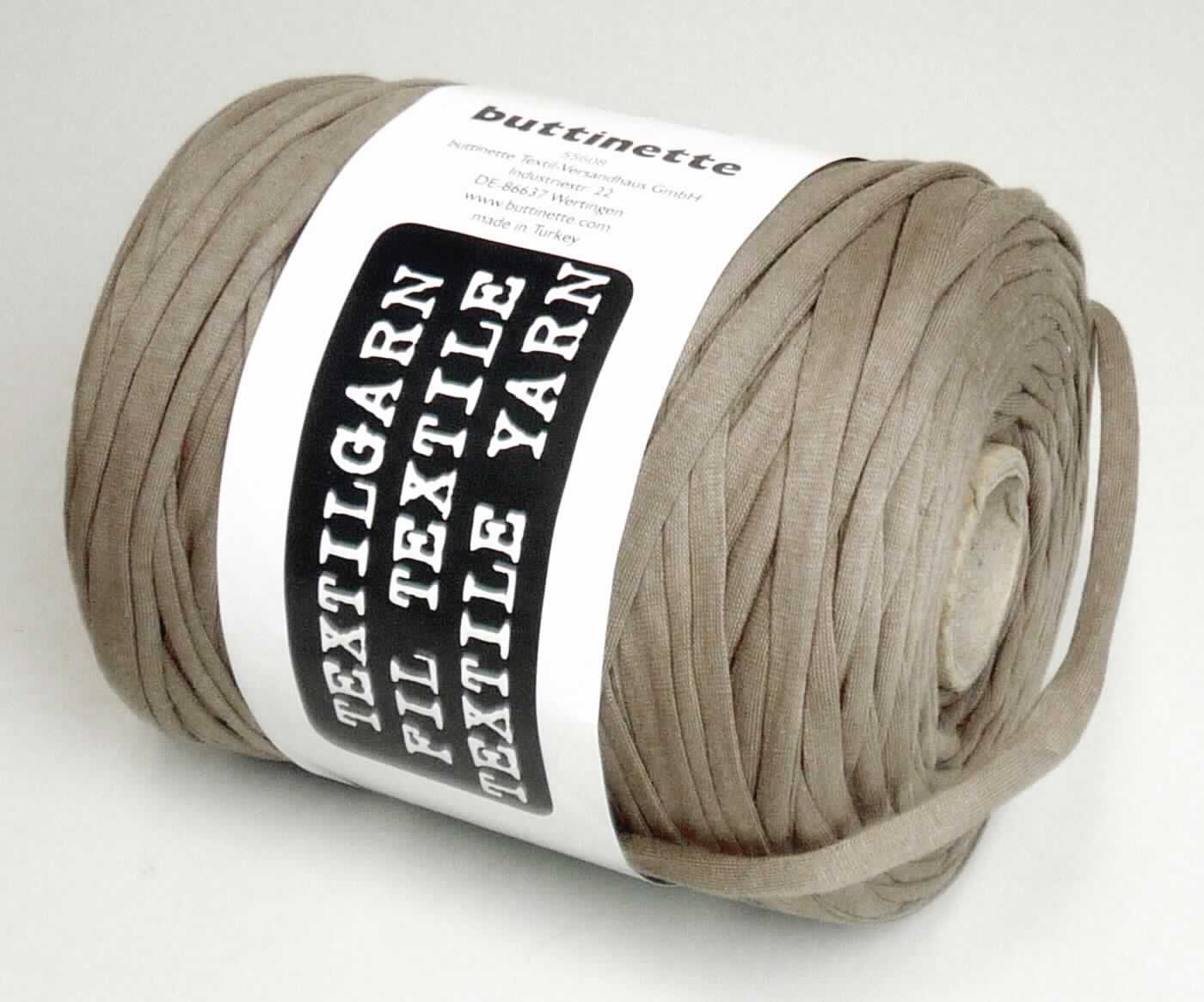 Gewirke, sog. Textilgarn, Art. 55608, Foto siehe Anlage,
- mit einer bedruckten Pappbanderole verpackt,
- als Meterware auf Rolle mit einer Breite von flachliegend ca. 3,5 cm,
- aus einem einfarbigen Gewirke ohne Schlingen- oder Floroberfläche aus laut Antrag 95 % Baumwolle 
  und 5 %  Lycra (Elasthan = Elastomergarn; synthetische Chemiefasern),
- wird laut Antrag als Textilgarn zum Stricken und Häkeln von Wohn- und Modeaccessoires verwendet (somit
  keine Ware der Position 6310).

"Gewirke mit einer Breite von weniger als 30 cm und mit einem Anteil an Elastomergarnen von 5 GHT,
 andere als solche der Position 6001, keine Kautschukfäden enthaltend, aus Baumwolle"