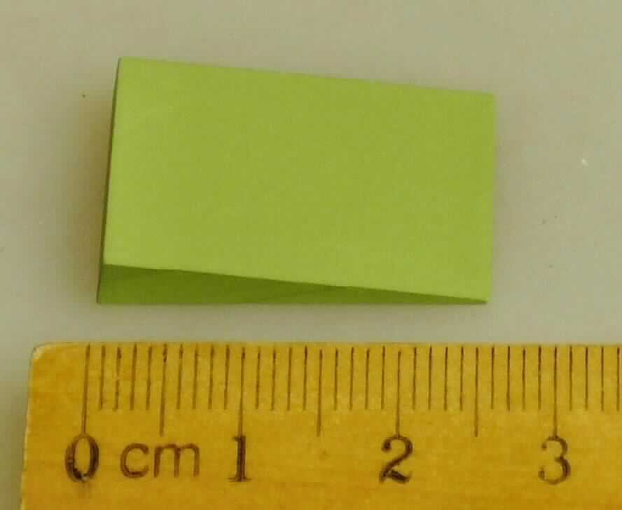 Es handelt sich um keilförmige Erzeugnisse aus einer Aluminiumlegierung mit gewichtsmäßig vorherrschendem Aluminiumgehalt. Sie werden z. B. in Zwischenräumen von Instrumenten im Cockpit von Luftfahrzeugen befestigt.
- Antragstellerangaben -
Abmessungen (Länge x Breite x maximale Höhe): ca. 25 x 18 x 4,5 mm.
Die Erzeugnisse sind einzeln in einem Kunststoffbeutel mit Etikett verpackt.

Abbildung siehe Anlage.

Derartige Erzeugnisse gehören als "Keile aus Aluminium" zum TARIC-Code 7616 1000 99.