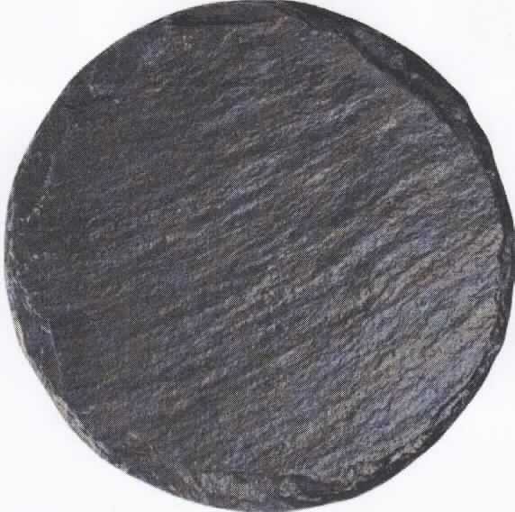 Angaben: Warenbezeichnung: Naturschieferplatten mit Gummifüßen, Art.-Nr. 49612 - Durchmesser: 12 cm - Farbe: schwarz - Material: Tonschiefer - Bearbeitung: Oberfläche spaltrauh / Kanten gebrochen / lebensmittelecht lackiert - Verwendungszweck: zur Dekoration.

Feststellungen: Äußere Beschaffenheit gemäß vorgelegter Abbildung: annähernd runde, schwarze Platte mit unebener Oberseite.

Die Angaben der Antragstellerin werden als zutreffend unterstellt.  

Befund: Als charakterbestimmender Bestandteil der Waren werden die Steinplatten angesehen (Allgemeine Vorschrift 3 b). Danach handelt es sich zolltariflich bei den Naturschieferplatten mit Gummifüßen um Waren aus Tonschiefer, der Position 6803 des EZT.

Es handelt sich um die Neuerteilung der vZTA DE 24369/09-8.