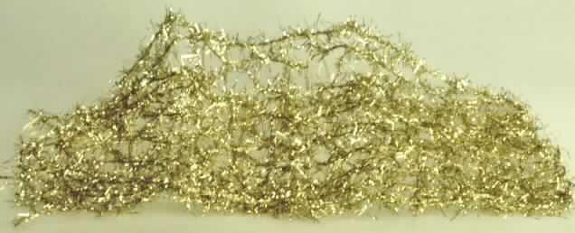 Kettengewirke, Glitzerband mit Drahtkante, Art. 79709, Farbe Gold, siehe Foto
- als Meterware mit einer Breite von 15 cm,
- mit gitterartigem Aussehen,
- ohne Flor- oder Schlingenoberfläche,
- ohne Elastomergarne oder Kautschukfäden,
- augenscheinlich überwiegt der Anteil an metallisierten Garnen und Metallgarn (-draht) der
  Position 5605 deutlich gegenüber dem Anteil an synthetischen Chemiefasern,
- in Kettenwirktechnik hergestellt, damit keine Ware der Position 5806.