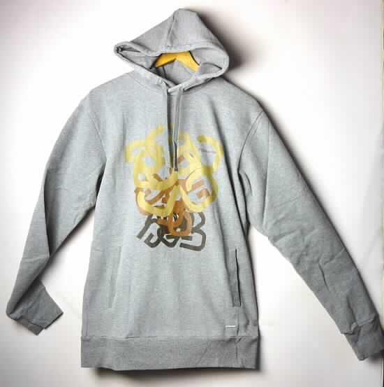 Blousonähnliches Kleidungsstück für Männer, sog. Herrenshirt "Typo" (Art.-Nr. RW12030520),
Größe M, siehe Foto,
- aus 1,4 mm dicken, buntgewebten (melierten), innen gerauten Gewirken aus laut Antrag
  80% Baumwolle und 20% Polyester (synthetische Chemiefasern),
- über die Taille reichend (Rückenlänge: 73 cm),
- mit einer Kapuze mit Kordelzug; vorn mit einer schmalen Überlappung der Ränder von 
  links auf rechts (Männerkleidung),
- mit langen Ärmeln, die mit verengenden Bündchen ausgestattet sind und über den unteren 
  Rand des Kleidungsstücks hinausreichen,
- vorn mit einer großen, aufgesetzten Tasche (sog. Kängurutasche) unterhalb der Taille,
- vorn mit einem großen Motivaufdruck,
- mit einem angesetzten, verengenden Bund aus gerippten Gewirken am unteren Rand,
- aufgrund des Schnitts und der Ausstattung handelt es sich um ein blousonähnliches 
  Kleidungsstück, somit kein Pullover der Position 6110.

"Blousonähnliche Ware aus Gewirken, für Männer, aus Baumwolle"