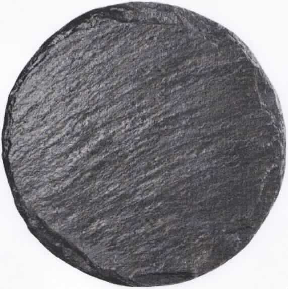 Angaben: Warenbezeichnung: Naturschieferplatten mit Gummifüßen, Art.-Nr. 49613 - Durchmesser: 15 cm - Farbe: schwarz - Material: Tonschiefer - Bearbeitung: Oberfläche spaltrauh / Kanten gebrochen / lebensmittelecht lackiert - Verwendungszweck: zur Dekoration.

Feststellungen: Äußere Beschaffenheit gemäß vorgelegter Abbildung: annähernd runde, schwarze Platte mit unebener Oberseite.

Die Angaben der Antragstellerin werden als zutreffend unterstellt.  

Befund: Als charakterbestimmender Bestandteil der Waren werden die Steinplatten angesehen (Allgemeine Vorschrift 3 b). Danach handelt es sich zolltariflich bei den Naturschieferplatten mit Gummifüßen um Waren aus Tonschiefer, der Position 6803 des EZT.

Es handelt sich um die Neuerteilung der vZTA DE 24369/09-7.