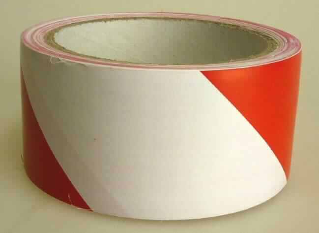 Angaben des Antragstellers:
PVC-Klebeband

Untersuchungsergebnisse an einem Warenmuster:
Rot-weiß gestreifte, einseitig selbstklebende (Kautschukkleber) und auf eine Papprolle aufgerollte Kunststofffolie (Breite: ca. 4,7 cm).

Befund:
Es liegt ein selbstklebendes Kunststoffband aus Polyvinylchlorid in Form von Rollen mit einer Breite von weniger als 20 cm im Sinne der Position 3919 vor.