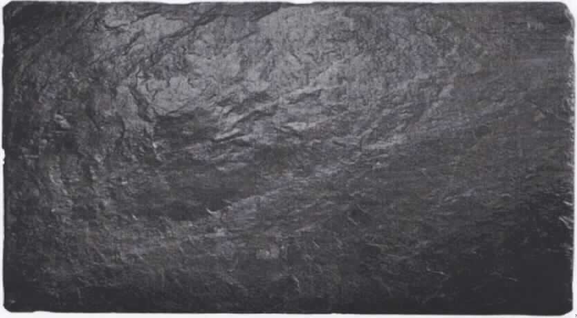 Angaben: Warenbezeichnung: Naturschieferplatten mit Gummifüßen, Art.-Nr. 49608 - Abmessungen (LxB): 30 x 8 cm - Farbe: schwarz - Material: Tonschiefer - Bearbeitung: Oberfläche spaltrauh / Kanten gebrochen / lebensmittelecht lackiert - Verwendungszweck: zur Dekoration.

Feststellungen: Äußere Beschaffenheit gemäß vorgelegter Abbildung: rechteckige, schwarze Platte mit unebener Oberseite.

Die Angaben der Antragstellerin werden als zutreffend unterstellt.  

Befund: Als charakterbestimmender Bestandteil der Waren werden die Steinplatten angesehen (Allgemeine Vorschrift 3 b). Danach handelt es sich zolltariflich bei den Naturschieferplatten mit Gummifüßen um Waren aus Tonschiefer, der Position 6803 des EZT.

Es handelt sich um die Neuerteilung der vZTA DE 24369/09-3.