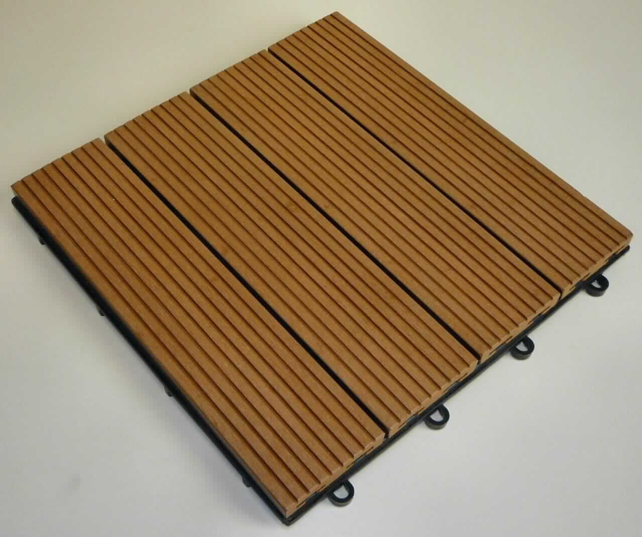 Angaben des Antragstellers:
Material: 60 % Reishülsen, 40 % Kunststoff (HDPE) und Additive

Untersuchungsergebnisse an einem Warenmuster:
Fliese (Abmessungen: ca. 30,5 x 30,5 x 2,7 cm) aus vier parallel liegenden, brettähnlichen, braunen Platten (Abmessungen: ca. 29,5 x 7 x 1,2 cm) mit in Längsrichtung verlaufenden Rillen, die sich auf einem schwarzen Kunststoffgitter mit Verbindungsvorrichtungen in Form eines Klick-Steck-Systems befinden (vgl. Abbildung).

Befund:
Es liegen Bodenbeläge aus gefülltem Kunststoff im Sinne der Position 3918 vor.
