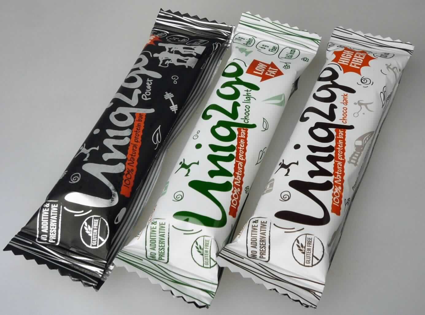 Angaben des Antragstellers:
Zusammensetzung: Uniq2Go - 100 % natürlicher Proteinriegel. Zusammensetzung der Ware:
1. Choco Light: Kohlenhydrate: 24,7 g, Brennwert: 162,5 kcal, Ballaststoffe: 6,4 g, Eiweiß / Protein: 9,8 g, Fett: 1,4 g, Salz: 0,25 g.
Zutaten: 100 % natürliche Datteln, Dattelsirup, Molkeneiweißkonzentrat, Milcheiweißkonzentrat, Kakaomasse, getrocknete Magermilch, Kakao, Aromen.
2. Choco Dark: Kohlenhydrate: 19,0 g, Brennwert: 182,5 kcal, Ballaststoffe: 6,3 g, Eiweiß / Protein: 9,8 g, Fett: 6,1 g, Salz: 0,20 g.
Zutaten: 100 % natürliche Datteln, Dattelsirup, Molkeneiweißkonzentrat, Milcheiweißkonzentrat, Kakaomasse, getrocknete Magermilch, Mandeln, Kakao, Aromen.
3. Power: Kohlenhydrate: 17,0 g, Brennwert: 156,6 kcal, Ballaststoffe: 5,4 g, Eiweiß / Protein: 13,5 g, Fett: 2,7 g, Salz: 0,15 g.
Zutaten: 100 % natürliche Datteln, Dattelsirup, Molkeneiweißkonzentrat, Milcheiweißkonzentrat, Kakaomasse, Mandeln, Kakao, Aromen.
Verwendung: Verzehr.
Handelsübliche Maßeinheit: 1. Choco Light: Nettogewicht: 50,0 g. 2. Choco Dark: Nettogewicht: 50,0 g. 3. Power: Nettogewicht: 45,0 g.

Feststellungen anhand einer Warenprobe:
Kakaohaltige Riegel in 3 verschiedenen Sorten:
1. Riegel:
Verpackung: In bunt bedruckte, metallbeschichtete Kunststoffverbundfolie eingeschweißt. 
Kennzeichnung (Auszug): "Uniq2go 100% Natural protein bar choco light Net Weight 50g" 
Warenbeschaffenheit: Riegel (Abmessung: circa 9,5 cm x 3 cm x 1,5 cm) aus einer schnittfesten, braunen, kakaohaltigen, festen Masse von dunklen und hellen Partikeln durchzogen; Geruch: fruchtig; Geschmack: fruchtig, süß, wenig nach Lebkuchen. 
2. Riegel:
Verpackung: In bunt bedruckte, metallbeschichtete Kunststoffverbundfolie eingeschweißt. 
Kennzeichnung (Auszug): "Uniq2go 100% Natural protein bar choco dark Net Weight 50g" 
Warenbeschaffenheit: Riegel (Abmessung: circa 9,5 cm x 3 cm x 1,5 cm) ais einer schnittfesten,rissigen, braunen, kakaohaltigen, festen Masse von dunklen, hellen Partikeln und weißen Fasern durchzogen; Geruch: fruchtig; Geschmack: fruchtig süß, wenig nach Lebkuchen. 
3. Riegel:
Verpackung: In bunt bedruckte, metallbeschichtete Kunststoffverbundfolie eingeschweißt. 
Kennzeichnung (Auszug): "Uniq2go 100% Natural protein bar Power Net Weight 45g" 
Warenbeschaffenheit: Riegel (Abmessung: circa 9,5 cm x 3 cm x 1,5 cm) aus einer schnittfesten, braunen, festen Masse, von dunklen und hellen Partikeln durchzogen; Geruch: leicht nussig, arteigen; Geschmack: süß, nach Nuss, leicht fruchtig. 

Befund:
Die Einreihung erfolgt auf der Grundlage der Antragsangaben. Nach dem Ergebnis der Untersuchung und den Angaben des Antragstellers liegen kakaohaltige Zubereitungen, in Form von Riegeln, mit Zusatz von Früchten und Nüssen vor.

Schokolade und andere kakaohaltige Lebensmittelzubereitungen: andere, in Form von Tafeln, Stangen oder Riegeln: nicht gefüllt: mit Zusatz von Getreide, Früchten oder Nüssen.