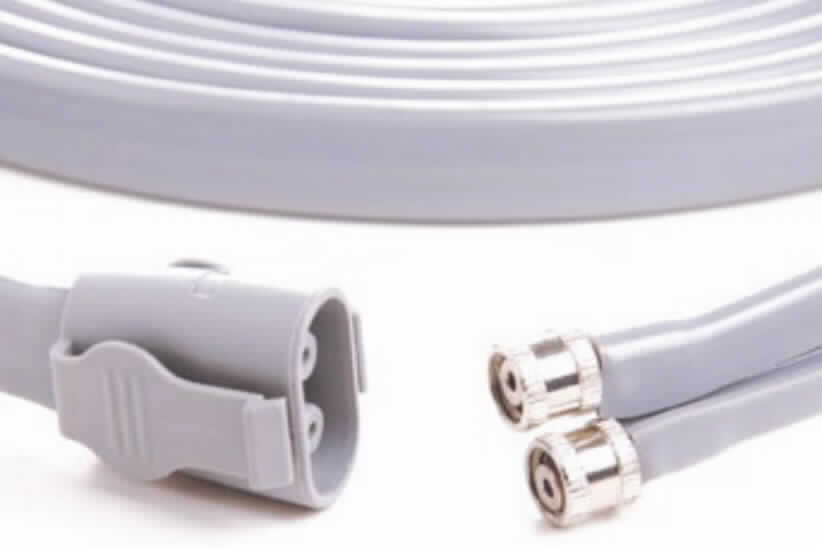 Sog. Verbindungsschlauch, aus PVC, in Form eines flexiblen, nicht verstärkten, grauen Doppelschlauchsystems, 3,6 Meter lang, mit spezifischen Verbindungsstücken, zur Verbindung einer Oberarm-Blutdruckmanschette mit einem Patientenüberwachungsgerät zur Überwachung verschiedener Parameter (Temperatur, Blutdruck, EKG, Atmung, Sauerstoffgehalt u.a.), mit passendem Anschlussstück für die entsprechende NIBP (non invasive blood pressure) - Buchse am Überwachungsapparat und am anderen Ende mit einem schraubbaren Anschlussstück für das Schlauchende der Oberarmmanschette versehen (Patientenüberwachungsgerät und Oberarm-Blutdruckmanschette sind nicht Gegenstand dieser vZTA-Entscheidung). 
Äußere Form: siehe Abbildungen in der Anlage.
Der Verbindungsschlauch, welcher zusammengerollt in einem PE-Beutel mit Klebeetikett verpackt ist, dient der Druckzuführung vom Patientenmonitor zur Blutdruckmanschette und wird zur nichtinvasiven Blutdruckmessung verwendet.

Die Ware wird als "Teil, erkennbar hauptsächlich zur Verwendung für einen medizinischen Überwachungsapparat zur gleichzeitigen Überwachung mehrerer Parameter bestimmt" eingereiht.