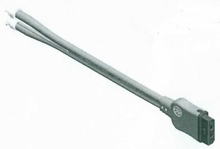 Sog. Verbindungsschlauch, aus PVC, in Form eines flexiblen, nicht verstärkten Doppelschlauchsystems, 3,6 Meter lang, mit spezifischen Verbindungsstücken, zur Verbindung einer Oberarm-Blutdruckmanschette mit einem Patientenüberwachungsgerät zur Überwachung verschiedener Parameter (Temperatur, Blutdruck, EKG, Atmung, Sauerstoffgehalt u.a.), mit passendem, rechteckigen Anschlussstück für die entsprechende NIBP (non invasive blood pressure) - Buchse am Überwachungsapparat und am anderen Ende mit einem Anschlussstück aus zwei runden Steckverbindern für das Schlauchende der Oberarmmanschette versehen (Patientenüberwachungsgerät und Oberarm-Blutdruckmanschette sind nicht Gegenstand dieser vZTA-Entscheidung). 
Äußere Form: siehe Abbildung in der Anlage.
Der Verbindungsschlauch dient der Druckzuführung vom Patientenmonitor zur Blutdruckmanschette und wird zur nichtinvasiven Blutdruckmessung verwendet.

Die Ware wird als "Teil, erkennbar hauptsächlich für einen medizinischen Überwachungsapparat zur gleichzeitigen Überwachung mehrerer Parameter bestimmt" eingereiht.