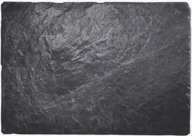 Angaben: Warenbezeichnung: Naturschieferplatten mit Gummifüßen, Art.-Nr. 49609 - Abmessungen (LxB): 30 x 25 cm - Farbe: schwarz - Material: Tonschiefer - Bearbeitung: Oberfläche spaltrauh / Kanten gebrochen / lebensmittelecht lackiert - Verwendungszweck: zur Dekoration.

Feststellungen: Äußere Beschaffenheit gemäß vorgelegter Abbildung: rechteckige, schwarze Platte mit unebener Oberseite.

Die Angaben der Antragstellerin werden als zutreffend unterstellt.  

Befund: Als charakterbestimmender Bestandteil der Waren werden die Steinplatten angesehen (Allgemeine Vorschrift 3 b). Danach handelt es sich zolltariflich bei den Naturschieferplatten mit Gummifüßen um Waren aus Tonschiefer, der Position 6803 des EZT.

Es handelt sich um die Neuerteilung der vZTA DE 24369/09-5.