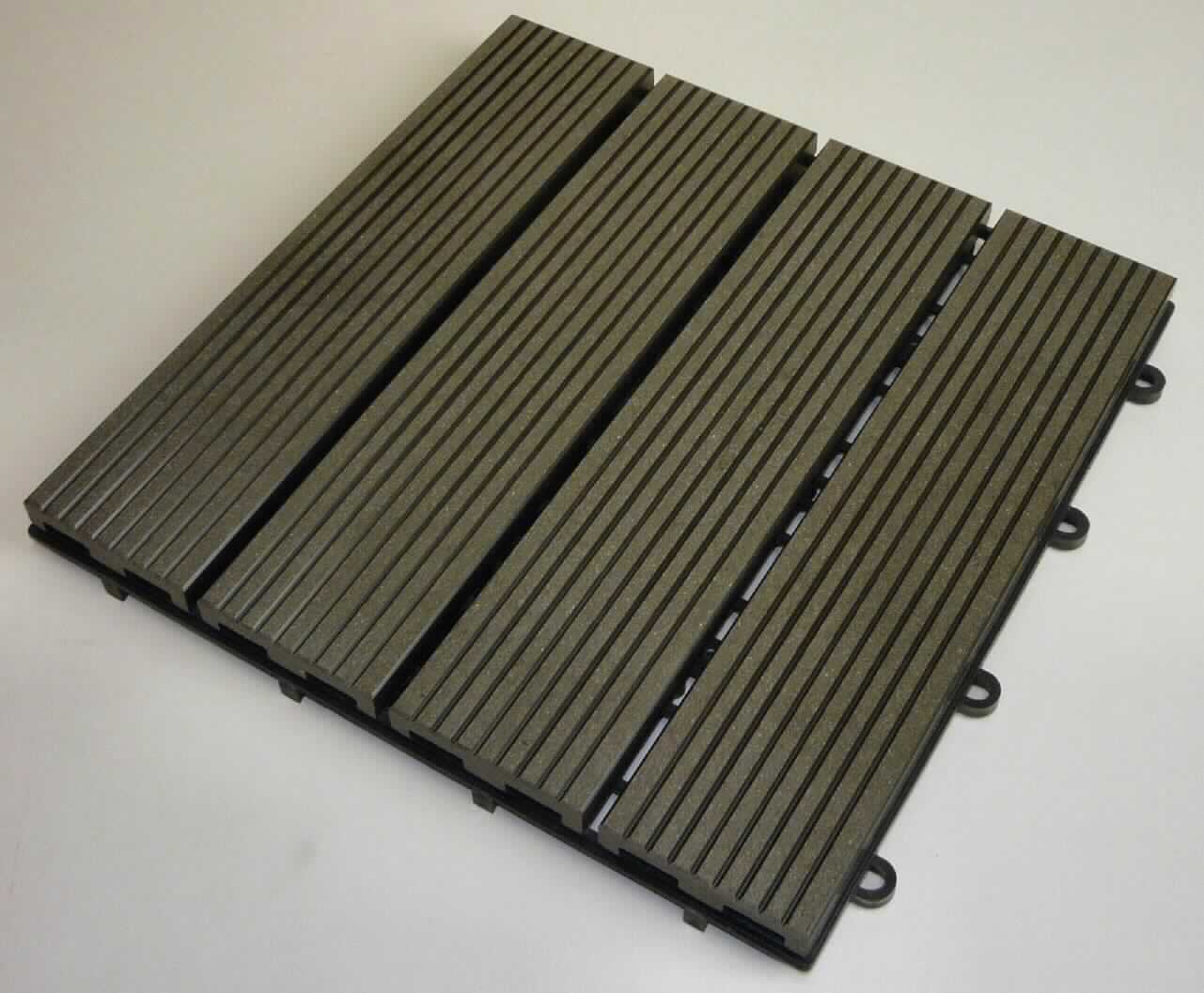 Angaben des Antragstellers:
Material: 60 % Reishülsen, 40 % Kunststoff (HDPE) und Additive

Untersuchungsergebnisse an einem Warenmuster:
Fliese (Abmessungen: ca. 30,5 x 30,5 x 2,7 cm) aus vier parallel liegenden, brettähnlichen, dunkelbraunen Platten (Abmessungen: ca. 29,5 x 7 x 1,2 cm) mit in Längsrichtung verlaufenden Rillen, die sich auf einem schwarzen Kunststoffgitter mit Verbindungsvorrichtungen in Form eines Klick-Steck-Systems befinden (vgl. Abbildung).

Befund:
Es liegen Bodenbeläge aus gefülltem Kunststoff im Sinne der Position 3918 vor.