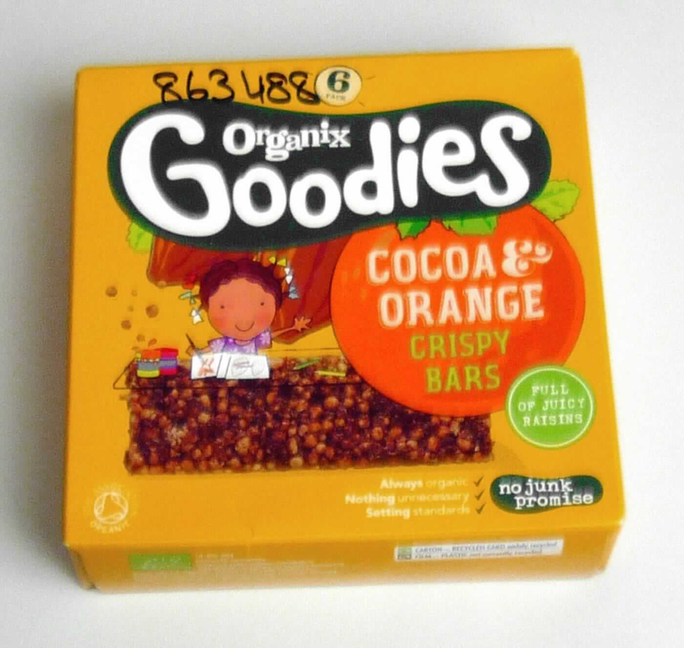Fruchtriegel mit Getreide 

Antragsangaben:
"Organix Goodies COCOA & ORANGE CHRISPY BARS"

Beschreibung des vorgelegten Warenmusters:

Ca. 9 cm langer, 2,5 cm breiter und 1 cm dicker, brauner Riegel aus Reiscrispies und fein zerkleinerten Rosinen. 
Geschmack vorherrschend nach geröstetem Puffreis, süß, nach Rosinen und Orangenöl. 6 einzeln in orange-
farbene Original-Schlauchfolie eingeschweißte Riegel befinden sich in einem orangefarbenen Original-Umkarton. 
Der Aufdruck enthält englischsprachige Angaben zum Erzeugnis ("Organix Goodies" und "COCOA & ORANGE 
CRISPY BAR"), Angaben zum Inhalt (6 x 18 g = 108 g), die Zutatenliste und die GTIN (siehe jeweils Feld 8). 

Kakao, berechnet als vollständig entfetteter Kakao: 6 GHT oder weniger (abgeleitet aus der Zutatenliste)

Lebensmittel, durch Aufblähen oder Rösten von Getreide oder Getreideerzeugnissen hergestellt, 
auf der Grundlage von Reis