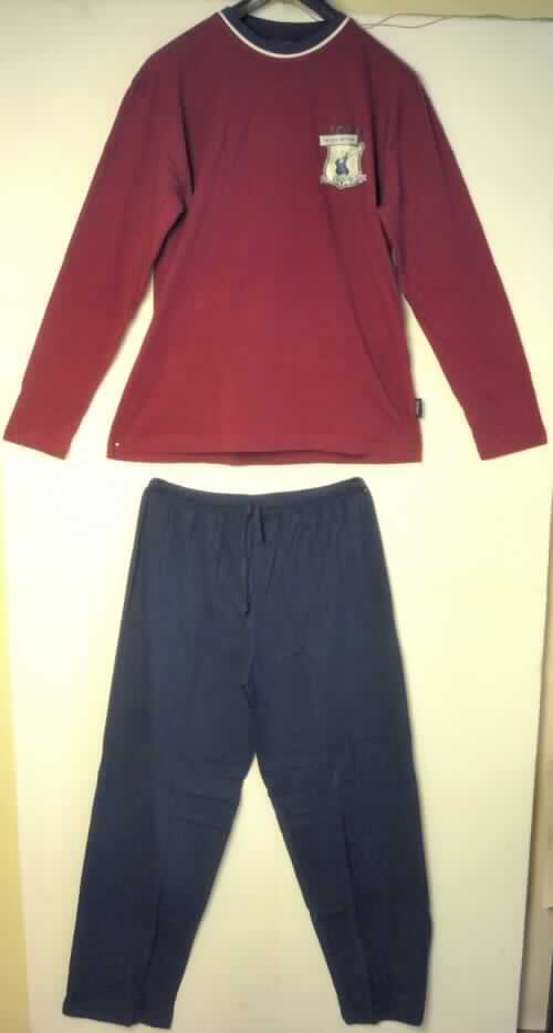 Schlafanzug, bestehend aus einem Oberteil und einer langen Hose, sog. Herren-Pyjama, Größe 48/50, Foto siehe Anlage,
- in einem Polybeutel mit Pappeinleger gemeinsam für den Einzelverkauf aufgemacht,
- aus verschiedenen, 0,8 mm dicken, einfarbigen (Oberteil: rot, Hose: blau) Gewirken aus laut Antrag 
  100% Baumwolle,
- nach Schnitt (weit geschnitten), Ausstattung und Material (lappig) erkennbar dazu bestimmt, ausschließlich 
  oder im Wesentlichen als Nachtkleidung im Bett getragen zu werden,
- ohne Merkmale, die auf einen bestimmten Trägerkreis hinweisen (unisex),
- Oberteil: 
-- über den Schritt reichend (Rückenlänge: 75 cm),
-- mit einem runden Halsausschnitt mit kontrastfarbener Randeinfassung,  
-- ohne Öffnung und ohne Verschluss,
-- mit langen Ärmeln, 
-- auf der linken Brust mit einem Bildaufdruck und einem Schriftzug verziert,
-- am unteren Rand gesäumt,
- lange Hose: 
-- in der Taille abschließend; mit einem elastischen Taillenbund, mit Tunnelzug und Bindeband,
-- ohne Öffnung und ohne Verschluss,
-- mit knöchellangen Hosenbeinen,
-- an den Beinabschlüssen gesäumt.

"Schlafanzug, aus Gewirken, für Frauen, aus Baumwolle"