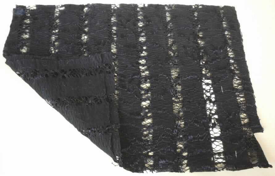 Kettengewirke, sog. Oberstoff, Art. 5319, Foto siehe Anlage,
- als Meterware, laut Antrag mit einer Breite von 1,44 m,
- aus laut Antrag 51 % Polyamid (synthetische Chemiefasern) und 49 % Baumwolle,
- ohne Flor- und Schlingenoberfläche,
- keine Elastomergarne oder Kautschukfäden enthaltend,
- buntgewirkt,
- laut Antrag zur Herstellung von Bekleidung; nicht für Vorhänge und Gardinen, 
- keine Raschelspitze.


"Kettengewirke, anderes als solche der Positionen 6001 bis 6004, aus synthetischen Chemiefasern,
 buntgewirkt, nicht für Vorhänge und Gardinen, keine Raschelspitze"