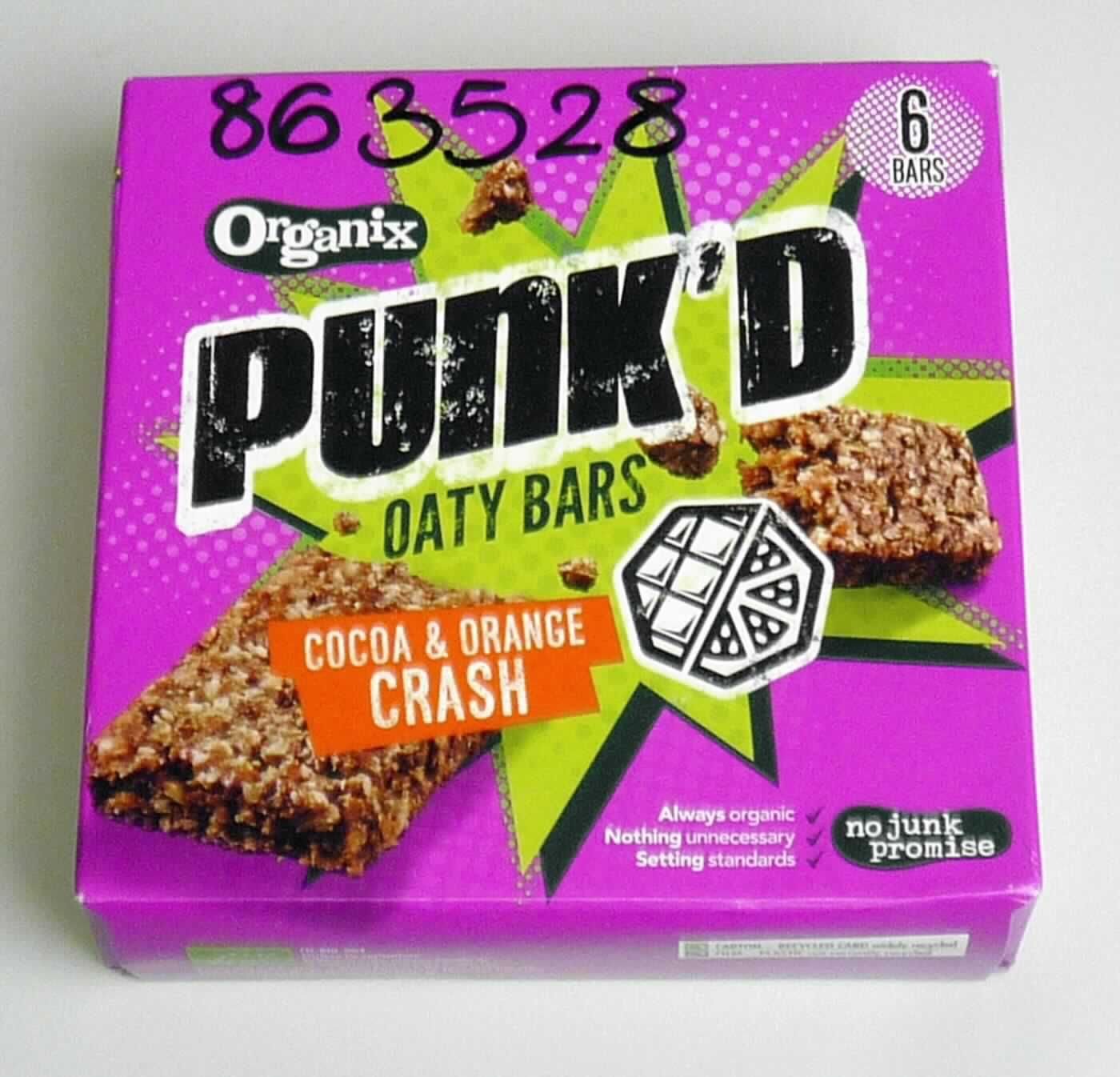 Getreideriegel mit Rosinen

Antragsangaben:
"Organix PUNK'D OATY BARS COCOA & ORANGE CRASH"

Beschreibung des vorgelegten Warenmusters:

8 cm langer, 3 cm breiter und ca. 0,8 cm dicker Riegel aus Getreideflocken, die durch eine braune, leicht zerbröckelnde Masse verbunden sind. Geschmack vorherrschend nach ungeröstetem Hafer, süß, nach Orangenöl und nach Kakao. 6 einzeln in violette Original-Schlauchfolie eingeschweißte Riegel befinden sich in einem violetten Original-Umkarton. Der englischsprachige Aufdruck enthält Angaben zum Erzeugnis ("organic cocoa & orange oaty bars"), Angaben zum Inhalt (6 x 23 g = 138 g), die Zutatenliste und die GTIN (siehe jeweils Feld 8).

Kakao, berechnet als vollständig entfettter Kakao: 6 GHT oder weniger

Getreide (ausgenommen Mais) in Form von Flocken, anderweit weder genannt noch inbegriffen, Riegel aus 
ungerösteten Getreideflocken, kein Müsli, auf der Grundlage von Hafer.