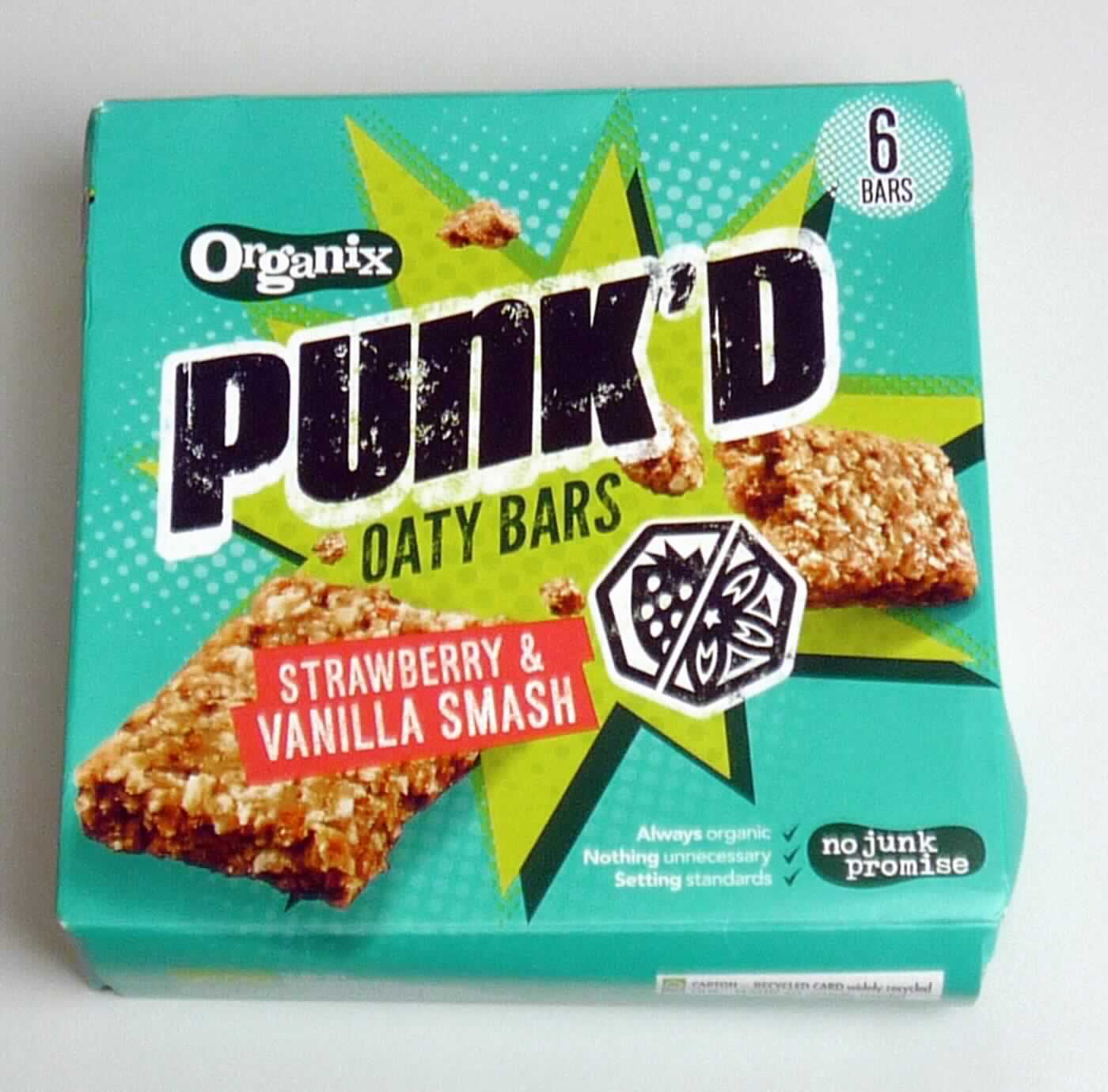 Getreideriegel mit Rosinen

Antragsangaben:
"Organix PUNK'D OATY BARS STRAWBERRY & VANILLA SMASH"

Beschreibung des vorgelegten Warenmusters:

Ca. 8 cm langer, 3 cm breiter und 0,8 cm dicker, weicher, auf Druck leicht zerbröckelnder brauner Riegel aus Getreideflocken und fein zerkleinerten Rosinen. Geschmack vorherrschend nach ungerösteten Haferflocken, süß, nach Rosinen und Apfelsaft. 6 einzeln in meergrüne Original-Schlauchfolie eingeschweißte Riegel befinden sich in einem meergrünen Original-Umkarton. Der englischsprachige Aufdruck enthält Angaben zum Erzeugnis ("organic strawberry & vanilla oaty bars"), Angaben zum Inhalt (6 x 23 g = 138 g), die Zutatenliste (aus dem Englischen übersetzt: Vollkornhafer(flocken) (51 %), Sultaninen (27 %), Sonnenblumenöl (13 %), Apfelsaftkonzentrat (5 %), Erdbeersaftkonzentrat (3 %), Vanille-Extrakt (< 1 %)) und die GTIN (siehe jeweils Feld 8).

Kakao: Nach der Zutatenliste nicht enthalten

Getreide (ausgenommen Mais) in Form von Flocken, anderweit weder genannt noch inbegriffen, Riegel aus 
ungerösteten Getreideflocken, kein Müsli, auf der Grundlage von Hafer.