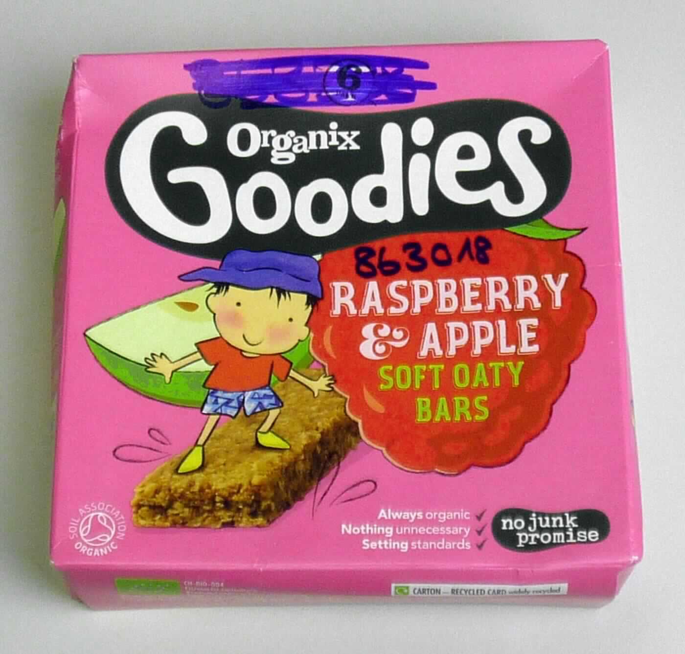 Getreideriegel mit Rosinen

Antragsangaben:
"Organix Goodies RASPBERRY & APPLE SOFT OATY BARS" 

Beschreibung des vorgelegten Warenmusters:

Ca. 8,5 cm langer, 3 cm breiter und 1,0 cm dicker, weicher, auf Druck leicht zerbröckelnder brauner Riegel aus Getreideflocken und fein zerkleinerten Rosinen. Geschmack vorherrschend nach ungerösteten Haferflocken, süß, nach Rosinen und Apfelsaft. 6 einzeln in rosafarbene Original-Schlauchfolie eingeschweißte Riegel befinden sich in einem rosafarbenen Original-Umkarton. Der englischsprachige Aufdruck enthält Angaben zum Erzeugnis ("organic apple & raspberry soft oaty bars"), Angaben zum Inhalt (6 x 30 g = 180 g), die Zutatenliste und die GTIN (siehe jeweils Feld 8).

Kakao: Nach der Zutatenliste nicht enthalten

Getreide (ausgenommen Mais) in Form von Flocken, anderweit weder genannt noch inbegriffen, Riegel aus 
ungerösteten Getreideflocken, kein Müsli, auf der Grundlage von Hafer.