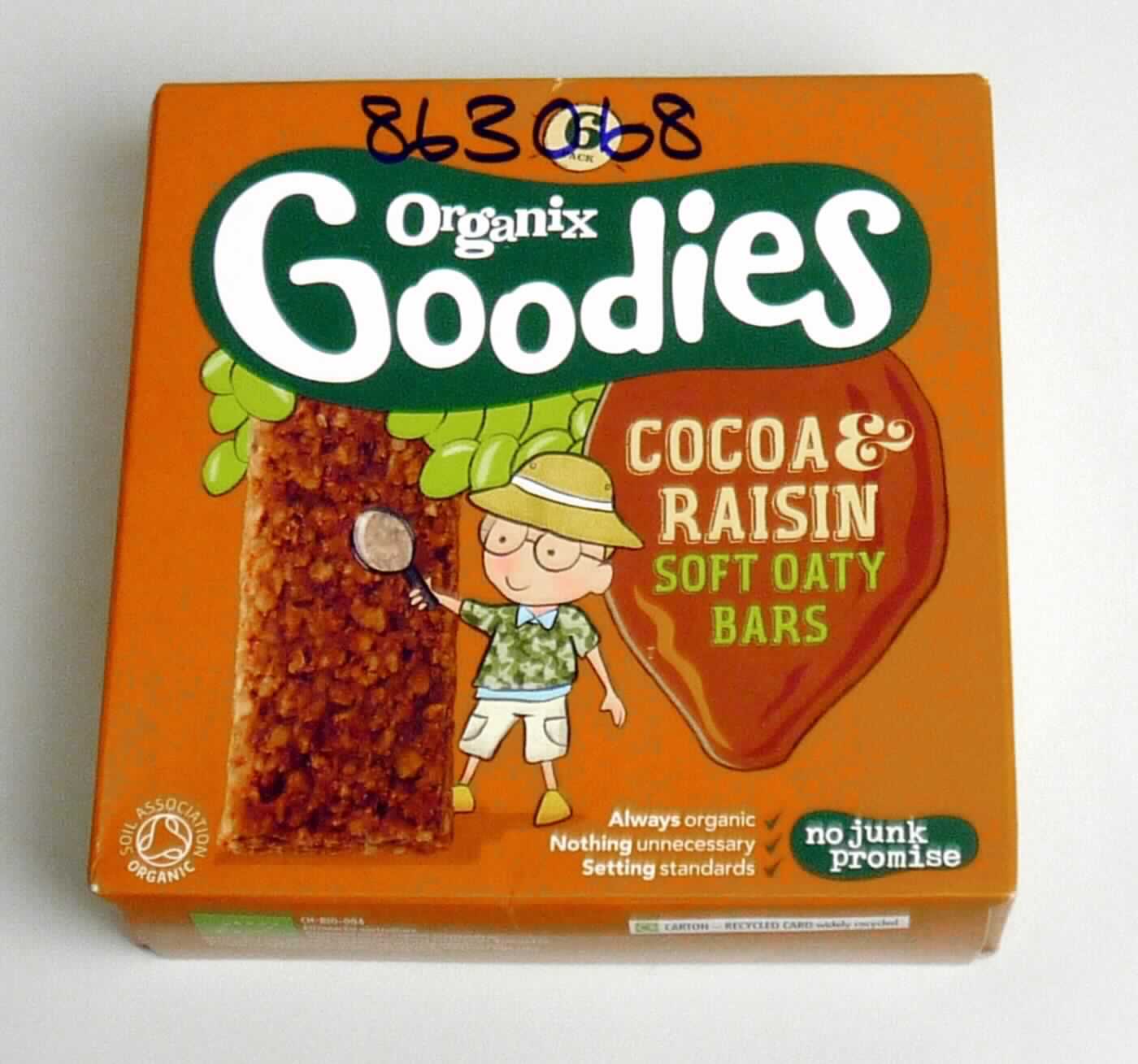 Getreideriegel mit Rosinen

Antragsangaben:
"Organix Goodies COCOA & RAISIN SOFT OATY BARS" 

Beschreibung des vorgelegten Warenmusters:

Ca. 8,5 cm langer, 3 cm breiter und 0,8 cm dicker, weicher, auf Druck leicht zerbröckelnder dunkelbrauner Riegel 
aus Getreideflocken und fein zerkleinerten Rosinen. Geschmack vorherrschend nach ungerösteten Haferflocken, 
süß, nach Rosinen und Kakao. 6 einzeln in braune Original-Schlauchfolie eingeschweißte Riegel befinden sich in 
einem braunen Original-Umkarton. Der englischsprachige Aufdruck enthält Angaben zum Erzeugnis ("organic 
cocoa & raisin oaty bars"), Angaben zum Inhalt (6 x 30 g = 180 g), die Zutatenliste und die GTIN (siehe jeweils 
Feld 8).

Kakao, berechnet als vollständig entfetteter Kakao: 6 GHT oder weniger

Getreide (ausgenommen Mais) in Form von Flocken, anderweit weder genannt noch inbegriffen, Riegel aus 
ungerösteten Getreideflocken, kein Müsli, auf der Grundlage von Hafer.