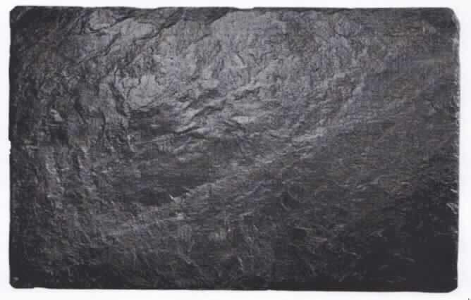 Angaben: Warenbezeichnung: Naturschieferplatten mit Gummifüßen, Art.-Nr. 49610 - Abmessungen (LxB): 32 x 12 cm - Farbe: schwarz - Material: Tonschiefer - Bearbeitung: Oberfläche spaltrauh / Kanten gebrochen / lebensmittelecht lackiert - Verwendungszweck: zur Dekoration.

Feststellungen: Äußere Beschaffenheit gemäß vorgelegter Abbildung: rechteckige, schwarze Platte mit unebener Oberseite.

Die Angaben der Antragstellerin werden als zutreffend unterstellt.  

Befund: Als charakterbestimmender Bestandteil der Waren werden die Steinplatten angesehen (Allgemeine Vorschrift 3 b). Danach handelt es sich zolltariflich bei den Naturschieferplatten mit Gummifüßen um Waren aus Tonschiefer, der Position 6803 des EZT.

Es handelt sich um die Neuerteilung der vZTA DE 24369/09-4.