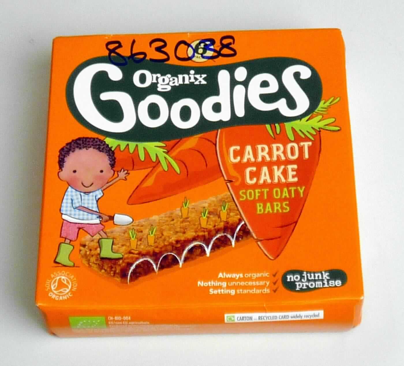 Getreideriegel mit Rosinen

Antragsangaben:
"Organix Goodies CARROT CAKE SOFT OATY BARS"

Beschreibung des vorgelegten Warenmusters:
Ca. 8,5 cm langer, 3 cm breiter und 0,8 cm dicker, weicher, auf Druck leicht zerbröckelnder orangebrauner Riegel aus Getreideflocken und fein zerkleinerten Rosinen. Geschmack vorherrschend nach ungerösteten Haferflocken, süß, nach Rosinen und Zimt. 6 einzeln in orangefarbene Original-Schlauchfolie eingeschweißte Riegel befinden sich in einem orangefarbenen Original-Umkarton. Der englischsprachige Aufdruck enthält Angaben zum Erzeugnis ("organic carrot cake soft oaty bars"), Angaben zum Inhalt (6 x 30 g = 180 g), die Zutatenliste und die GTIN (siehe jeweils Feld 8).

Kakao: Nach der Zutatenliste nicht enthalten

Getreide (ausgenommen Mais) in Form von Flocken, anderweit weder genannt noch inbegriffen, Riegel aus 
ungerösteten Getreideflocken, kein Müsli, auf der Grundlage von Hafer.