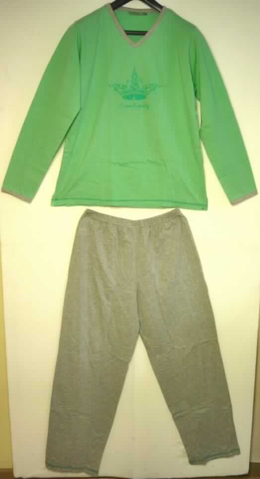 Schlafanzug, bestehend aus einem Oberteil und einer langen Hose, sog. Damen-Pyjama, Größe 40/42, Foto siehe Anlage,
- in einem Polybeutel mit Pappeinleger gemeinsam für den Einzelverkauf aufgemacht,
- aus 0,7 mm dicken, einfarbigen (Oberteil: hellgrün) Gewirken aus laut Antrag 100% Baumwolle und
   buntgewirkten (Hose: graumeliert) Gewirken aus laut Antrag 90 % Baumwolle und 10 % Polyester 
  (synthetischen Chemiefasern),
- nach Schnitt (weit geschnitten), Ausstattung und Material (lappig) erkennbar dazu  bestimmt, ausschließlich 
  oder im Wesentlichen als Nachtkleidung im Bett getragen zu werden,
- ohne Merkmale, die auf einen bestimmten Trägerkreis hinweisen (unisex),
- Oberteil: 
-- über den Schritt reichend (Rückenlänge: 70 cm),
-- mit einem V-förmigen Halsausschnitt mit kontrastfarbener Randeinfassung,  
-- ohne Öffnung und ohne Verschluss,
-- mit langen Ärmeln, 
-- im Brustbereich mit einem Motivaufdruck und einem Schriftzug verziert,
-- am unteren Rand gesäumt,
- lange Hose: 
-- in der Taille abschließend; mit einem elastischen Taillenbund,
-- ohne Öffnung und ohne Verschluss,
-- mit knöchellangen Hosenbeinen,
-- an den Beinabschlüssen gesäumt.

"Schlafanzug, aus Gewirken, für Frauen, aus Baumwolle"