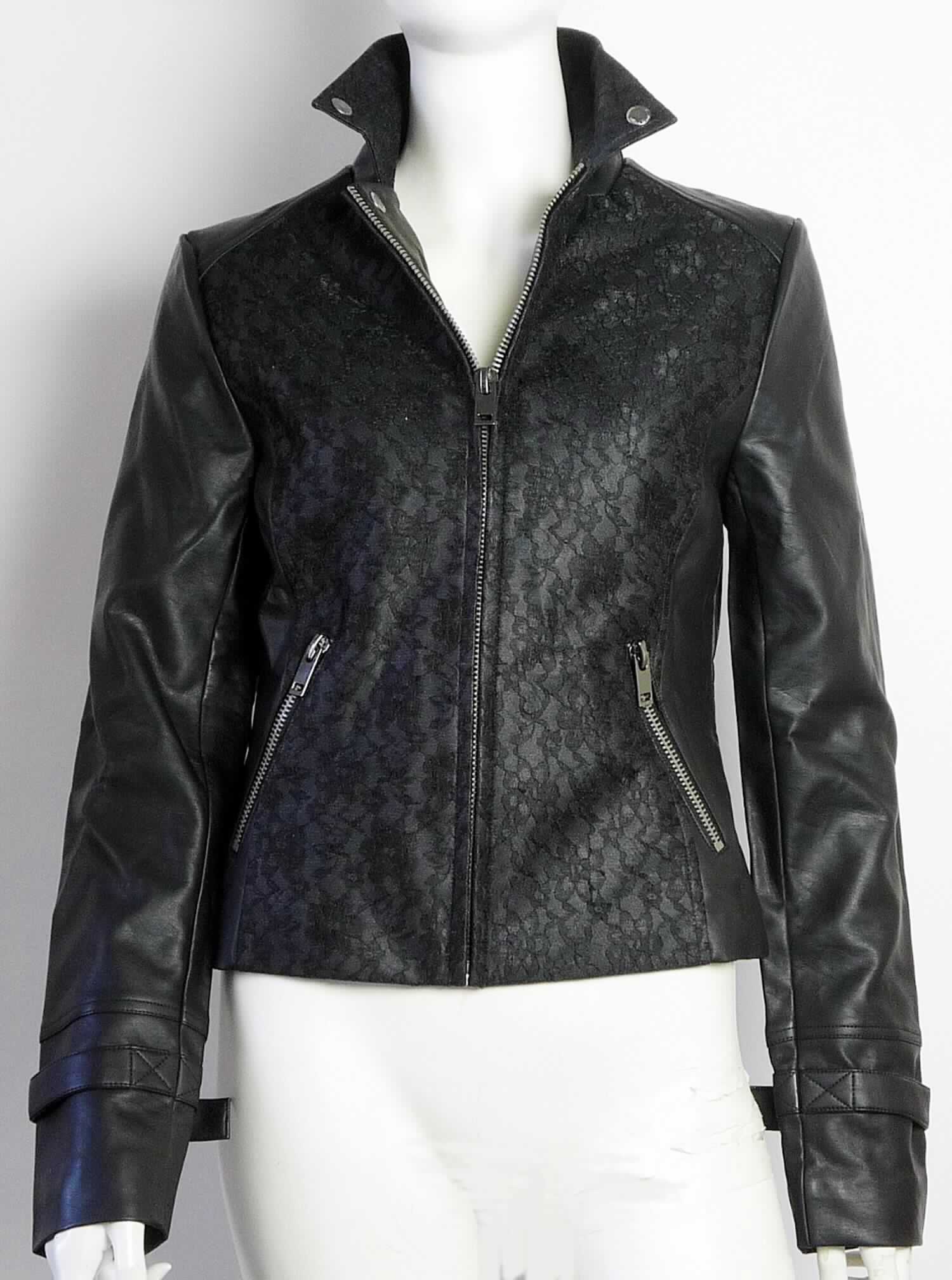 Jacke, Art. Fici Beca #780388, Größe M, Foto siehe Anlage,
- Mittelteil der Vorder- und Rückseite sowie Kragen aus zweilagigen, durch Kleben miteinander verbundenen 
  Flächenerzeugnissen mit einer Außenlage aus einfarbigen, durchbrochen gearbeiteteten Kettengewirken (sog. 
  Raschelspitze) aus laut Antrag 100 % Polyester (synthetische Chemiefasern) und einer Innenlage aus laut 
  Untersuchungsergebnis mit Kunststoff überzogenen Geweben der Position 5903,
- seitliche Teile der Vorder- und Rückseite, Schultersattel und Ärmel aus laut Untersuchungsergebnis auf der 
  Außenseite mit geprägtem Zellkunststoff (laut Antrag: Polyurethan; Dicke: ca. 3/7) überzogenen, dichten, 
  geschmirgelten Geweben (Dicke: ca. 4/7) der Position 5903,
- durchgehend gefüttert,
- in Bahnen gearbeitet,
- über die Taille reichend (Rückenlänge: ca. 52 cm),
- mit einem Umlegekragen,
- vorn mit einer durchgehenden Öffnung mit Reißverschluss; ohne Hinweise auf den Trägerkreis (unisex),
- mit langen Ärmeln, an den Ärmelenden mit Riegeln zu verengen,
- mit zwei eingesetzten Taschen mit Reißverschluss unterhalb der Taille,
- am unteren Rand gesäumt,
- die Gewirke verleihen dem zweilagigen Flächenerzeugnis insbesondere im Hinblick auf das äußere 
  Erscheinungsbild ihren wesentlichen Charakter; das Flächenerzeugnis aus Gewirken verleiht der Ware im 
  Hinblick auf das äußere Erscheinungsbild und den Wert ihren wesentlichen Charakter, somit keine Ware der 
  Position 6210.

"Jacke, aus Gewirken, für Frauen, aus synthetischen Chemiefasern"
