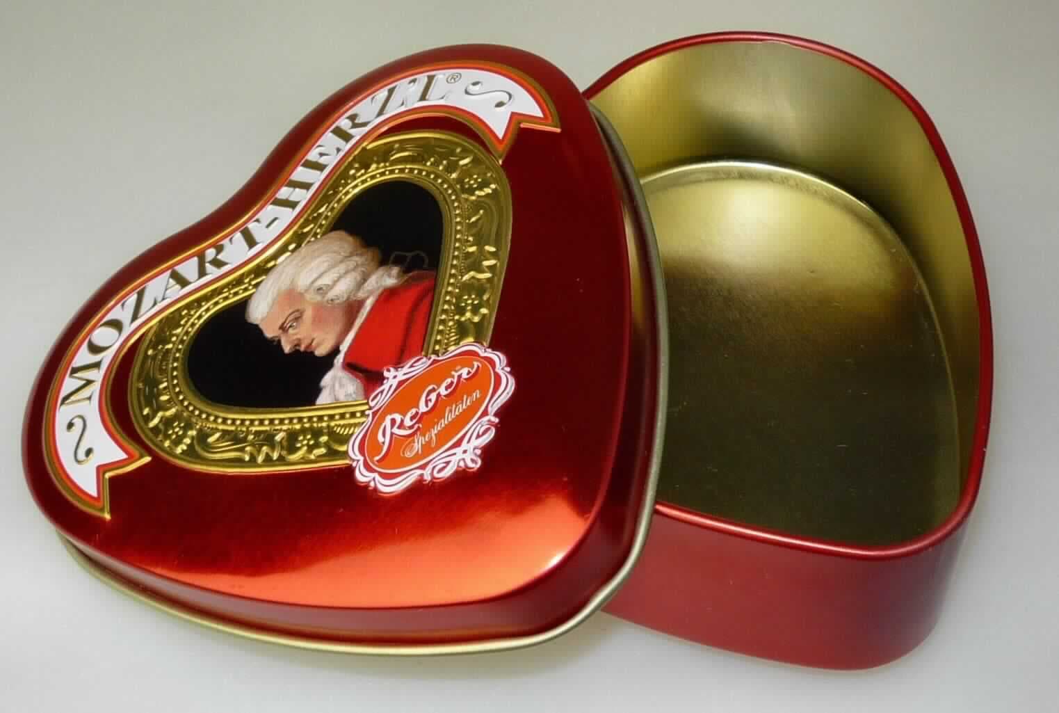 Es handelt sich um Dosen aus etwa 0,23 mm dickem Stahlblech in Form eines stilisierten Herzens mit abnehmbarem Deckel. Die Erzeugnisse sind auf der Außenseite vollständig mit Farbe versehen. Der Deckel ist u. a. mit Produktnamen und Logo geprägt. Der Boden ist mit detaillierten Verbraucherinformationen zum Inhalt (u. a. Menge, Zusammensetzung und Hersteller) bedruckt. Die Erzeugnisse dienen als Verkaufsverpackung von Nahrungsmitteln (Pralinen).
Abmessungen (maximale Länge x maximale Breite x Höhe): ca. 9,5 cm x 9,5 cm x 3,5 cm.

Abbildung siehe Anlage.

Derartige Erzeugnisse gehören als "andere Dosen aus Stahl, für Stoffe aller Art (ausgenommen verdichtete oder verflüssigte Gase), mit einem Fassungsvermögen von weniger als 50 l, ohne mechanische oder wärmetechnische Einrichtungen, mit einer Wanddicke von weniger als 0,5 mm" zum TARIC-Code 7310 2910 00.
