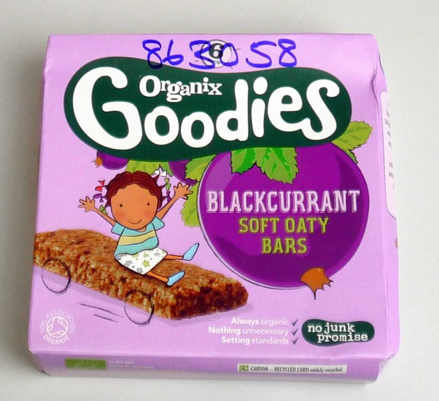 Getreideriegel mit Rosinen

Antragsangaben:
"Organix Goodies BLACKCURRANT SOFT OATY BARS"

Beschreibung des vorgelegten Warenmusters:

Ca. 8,5 cm langer, 3 cm breiter und 0,8 cm dicker, weicher, auf Druck leicht zerbröckelnder dunkelbrauner Riegel 
aus Getreideflocken und fein zerkleinerten Rosinen. Geschmack vorherrschend nach ungerösteten Haferflocken, 
süß und nach Rosinen. 6 einzeln in lilafarbene Original-Schlauchfolie eingeschweißte Riegel befinden sich in 
einem lilafarbenen Original-Umkarton. Der englischsprachige Aufdruck enthält Angaben zum Erzeugnis ("organic 
blackcurrent soft oaty bars"), Angaben zum Inhalt (6 x 30 g = 180 g), die Zutatenliste (und die GTIN (siehe jeweils 
Feld 8).

Kakao: Nach der Zutatenliste nicht enthalten

Getreide (ausgenommen Mais) in Form von Flocken, anderweit weder genannt noch inbegriffen, Riegel aus 
ungerösteten Getreideflocken, kein Müsli, auf der Grundlage von Hafer.