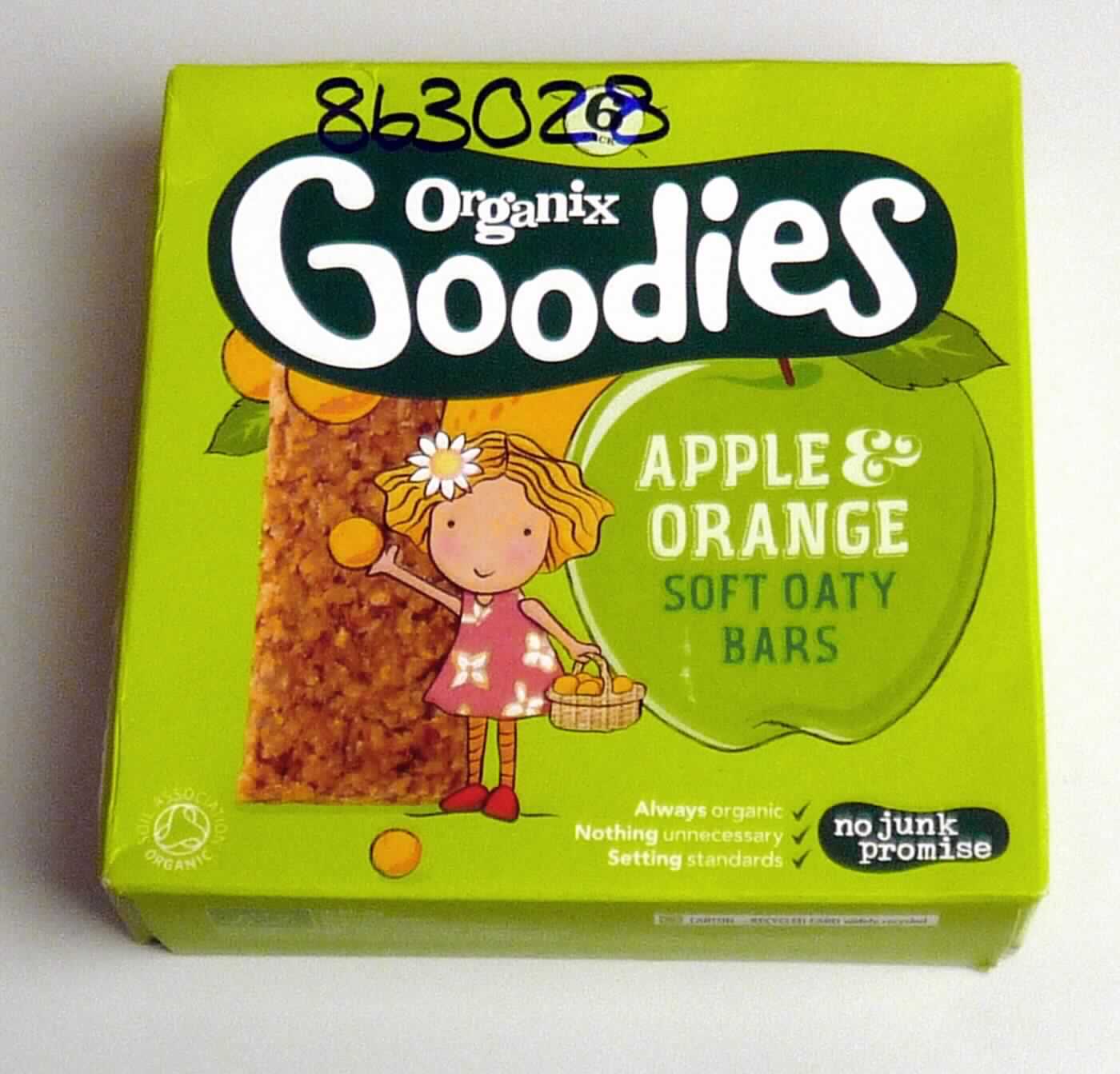 Getreideriegel mit Rosinen

Antragsangaben:
"Organix Goodies APPLE & ORANGE SOFT OATY BARS"
 
Beschreibung des vorgelegten Warenmusters:

Ca. 8,5 cm langer, 3 cm breiter und 0,8 cm dicker, weicher, auf Druck leicht zerbröckelnder mittelbrauner Riegel 
aus Getreideflocken und fein zerkleinerten Rosinen. Geschmack vorherrschend nach ungerösteten Haferflocken, 
süß, nach Rosinen und Orangenöl. 6 einzeln in hellgrüne Original-Schlauchfolie eingeschweißte Riegel befinden 
sich in einem hellgrünen Original-Umkarton. Der englischsprachige Aufdruck enthält Angaben zum Erzeugnis 
("organic apple & orange soft  oaty bars"), Angaben zum Inhalt (6 x 30 g = 180 g), die Zutatenliste und die GTIN 
(siehe jeweils Feld 8).

Kakao: Nach der Zutatenliste nicht enthalten

Getreide (ausgenommen Mais) in Form von Flocken, anderweit weder genannt noch inbegriffen, Riegel aus 
ungerösteten Getreideflocken, kein Müsli, auf der Grundlage von Hafer.