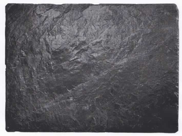 Angaben: Warenbezeichnung: Naturschieferplatten mit Gummifüßen, Art.-Nr. 49611 - Abmessungen (LxB): 40 x 30 cm - Farbe: schwarz - Material: Tonschiefer - Bearbeitung: Oberfläche spaltrauh / Kanten gebrochen / lebensmittelecht lackiert - Verwendungszweck: zur Dekoration.

Feststellungen: Äußere Beschaffenheit gemäß vorgelegter Abbildung: rechteckige, schwarze Platte mit unebener Oberseite.

Die Angaben der Antragstellerin werden als zutreffend unterstellt.  

Befund: Als charakterbestimmender Bestandteil der Waren werden die Steinplatten angesehen (Allgemeine Vorschrift 3 b). Danach handelt es sich zolltariflich bei den Naturschieferplatten mit Gummifüßen um Waren aus Tonschiefer, der Position 6803 des EZT.

Es handelt sich um die Neuerteilung der vZTA DE 24369/09-6.