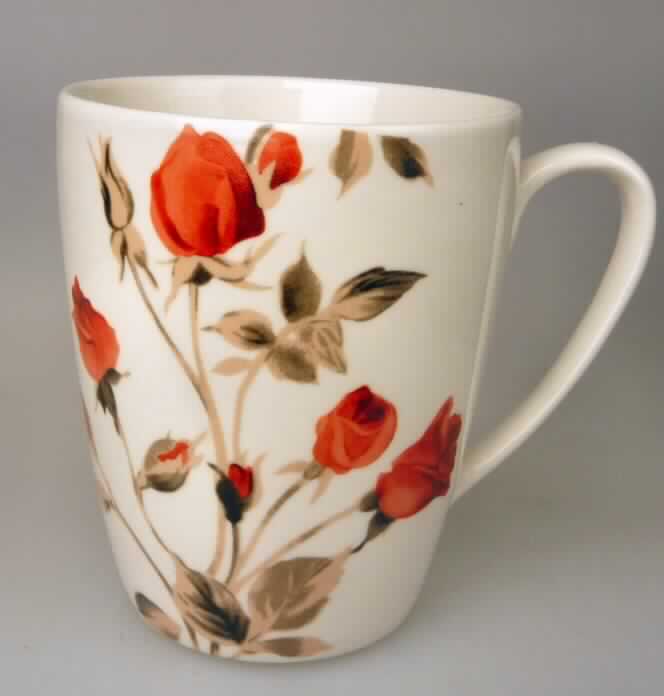 Geschirr aus Porzellan, sog. Kaffeebecher mit Rosendekor, Foto siehe Anlage,
- glasierte, becherartige Tasse mit Henkel,
- mit einem Rosen darstellenden Motiv bunt bedruckt,
- mit einer Höhe von ca. 10 cm und einem Durchmesser von ca. 8 cm,
- keramisches Erzeugnis, nach der Formgebung gebrannt, tonmineralhaltiges 
  Material enthaltend,
- aus (laut Antrag) Porzellan.

"Geschirr, aus Porzellan"