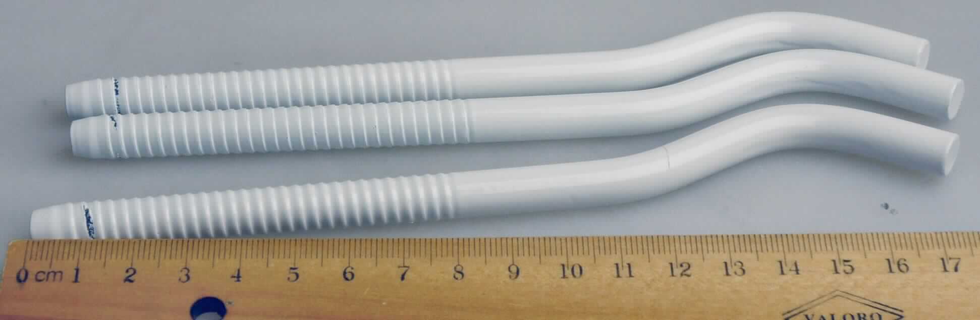 Es handelt sich um aus Stahl gefertigte, weiß lackierte Erzeugnisse, die an einem Ende mit einem Gewinde versehen und am anderen Ende zu einem Haken ausgearbeitet sind.
- Antragstellerangaben-
Länge etwa 18 cm.

Abbildung siehe Anlage. 

Derartige Erzeugnisse gehören als "Schraubhaken aus Stahl" zum TARIC-Code 7318 1300 90.