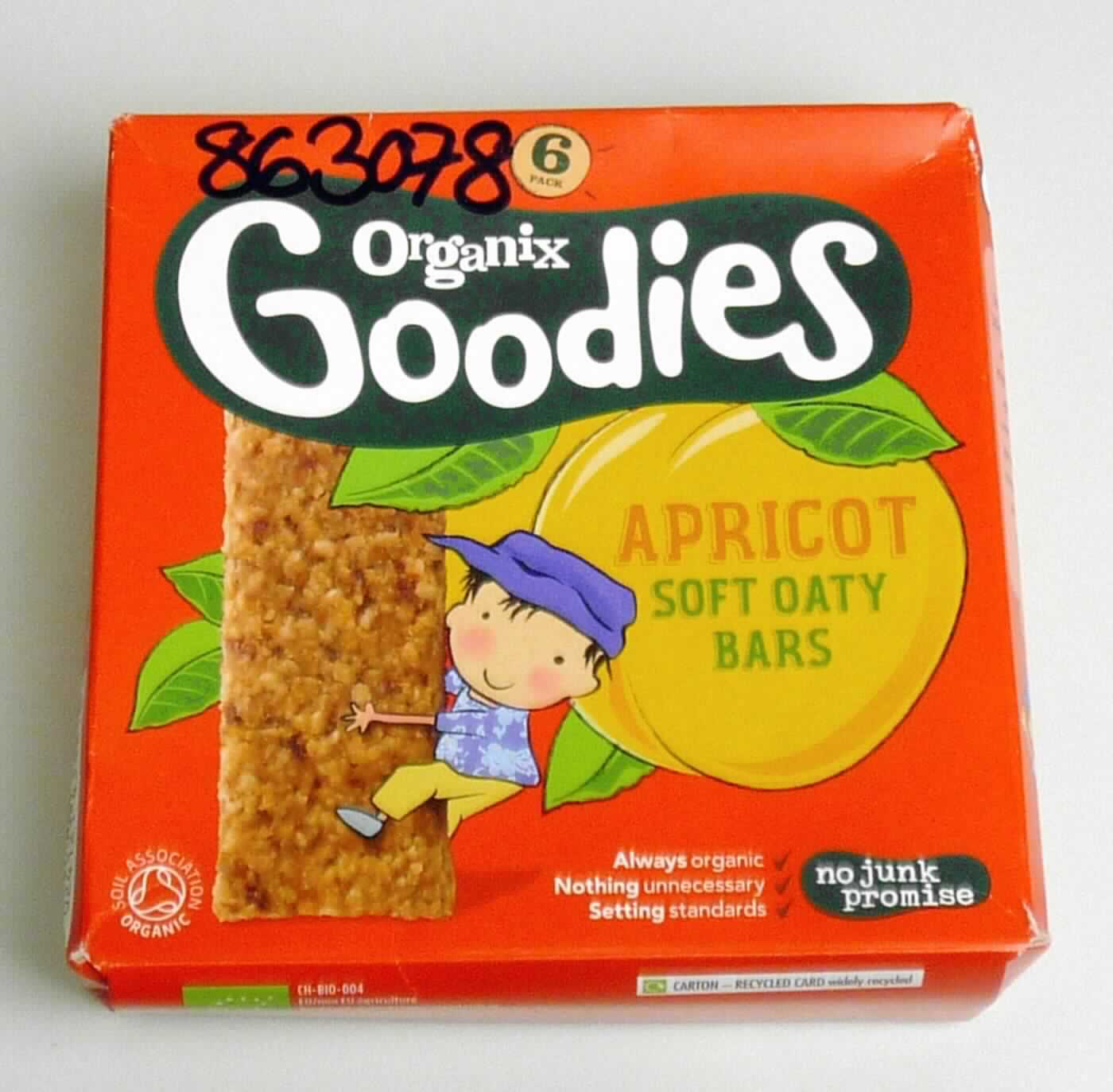 Getreideriegel mit Rosinen

Antragsangaben:
"Organix Goodies APRICOT SOFT OATY BARS"
 
Beschreibung des vorgelegten Warenmusters:

Ca. 8,5 cm langer, 3 cm breiter und 0,8 cm dicker, weicher, auf Druck leicht zerbröckelnder brauner Riegel aus 
hellen Getreideflocken und fein zerkleinerten Rosinen. Geschmack vorherrschend nach ungerösteten Haferflocken, 
süß, nach Rosinen und getrockneten Aprikosen. 6 einzeln in rote Original-Schlauchfolie eingeschweißte Riegel 
befinden sich in einem roten Original-Umkarton. Der englischsprachige Aufdruck enthält Angaben zum Erzeugnis 
("organic apricot soft oaty bars"), Angaben zum Inhalt (6 x 30 g = 180 g), die Zutatenliste und die GTIN (siehe 
jeweils Feld 8).

Kakao: Nach der Zutatenliste nicht enthalten

Getreide (ausgenommen Mais) in Form von Flocken, anderweit weder genannt noch inbegriffen, Riegel aus 
ungerösteten Getreideflocken, kein Müsli, auf der Grundlage von Hafer.