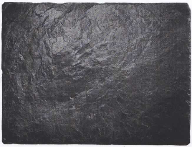 Angaben: Warenbezeichnung: Naturschieferplatten mit Gummifüßen, Art.-Nr. 49616 - Abmessungen: 22 x 13 cm - Farbe: schwarz - Material: Tonschiefer - Bearbeitung: Oberfläche spaltrauh / Kanten gebrochen / lebensmittelecht lackiert - Verwendungszweck: zur Dekoration.

Feststellungen: Äußere Beschaffenheit gemäß vorgelegter Abbildung: rechteckige, schwarze Platte mit unebener Oberseite.

Die Angaben der Antragstellerin werden als zutreffend unterstellt.  

Befund: Als charakterbestimmender Bestandteil der Waren werden die Steinplatten angesehen (Allgemeine Vorschrift 3 b). Danach handelt es sich zolltariflich bei den Naturschieferplatten mit Gummifüßen um Waren aus Tonschiefer, der Position 6803 des EZT.

Es handelt sich um die Neuerteilung der vZTA DE 867/10-1.