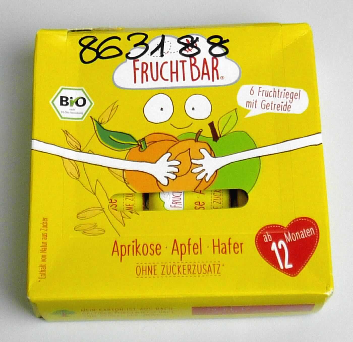 Getreideriegel mit Apfelsaft und Aprikosen

Antragsangaben:
"FRUCHT BAR Aprikose - Apfel - Hafer"

Beschreibung des vorgelegten Warenmusters:

Ca. 8 cm langer, 3 cm breiter und 0,8 cm dicker hellbrauner Riegel aus hellen Getreideflocken, die durch eine 
hellbraune Fruchtmasse verbunden und mit wenigen dunklen Trockenfruchtteilchen durchsetzt sind. Geschmack 
vorherrschend nach ungerösteten Haferflocken, süß und nach Aprikosen. 6 einzeln in gelbe Original-Schlauchfolie 
eingeschweißte Riegel befinden sich in einem gelben Original-Umkarton. Der Aufdruck enthält Angaben zum 
Erzeugnis ("6 Fruchtriegel mit Getreide - Aprikose, Apfel, Hafer - ohne Zuckerzusatz - Bio"), Angaben zum Inhalt 
(6 x 23 g = 138 g), die Zutatenliste und die GTIN (siehe jeweils Feld 8).

Kakao: Nach der Zutatenliste nicht enthalten

Getreide (ausgenommen Mais) in Form von Flocken, anderweit weder genannt noch inbegriffen, Riegel aus 
ungerösteten Getreideflocken, kein Müsli, auf der Grundlage von Hafer.