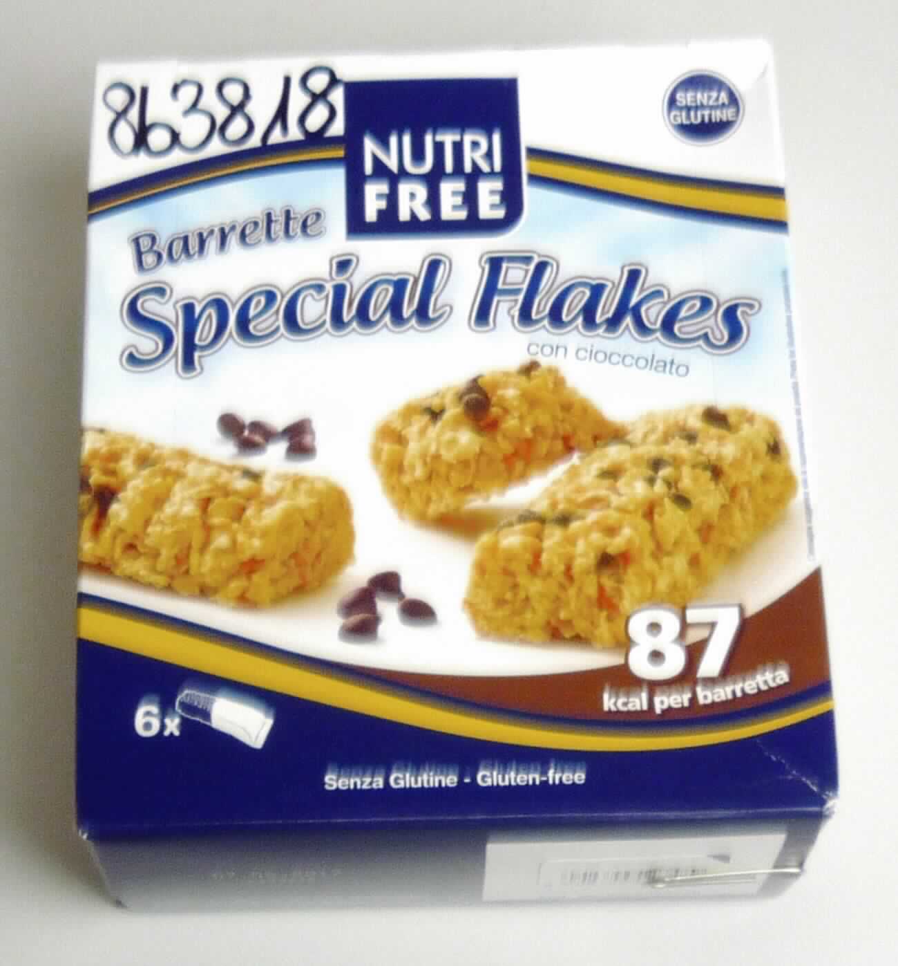 Cornflakes mit Schokolade

Antragsangaben:
"NUTRI FREE Barrette Special Flakes con cioccolato"

Beschreibung des vorgelegten Warenmusters:

Ca. 9 cm langer, 2,8 cm breiter und 2,0 cm dicker, barrenförmiger fester Riegel aus goldgelben Cornflakes, die 
mit vereinzelten festen Bitterschokoladetröpfchen durchsetzt sind. Geschmack vorherrschend nach Cornflakes 
(geröstet), sehr süß und nach den enthaltenen Schokotropfen. 6 einzeln in weiße, unbedruckte Schlauchfolie 
eingeschweißte Riegel befinden sich in einem überwiegend hellblauen Original-Umkarton. Der Aufdruck enthält 
mehrsprachige Angaben zum Erzeugnis ("Barrette Special Flakes - con cioccolato" und "Special Flakes mit 
Schokolade"), Angaben zum Inhalt (6 x 21,5 g = 129 g), die Zutatenliste und auf einem separaten Aufkleber die 
GTIN (siehe jeweils Feld 8). 

Kakao, berechnet als vollständig enfetteter Kakao: 6 GHT oder weniger (berechnet aus der Zutatenliste)

Lebensmittel, durch Aufblähen oder Rösten von Getreide oder Getreideerzeugnissen hergestellt, 
auf der Grundlage von Mais