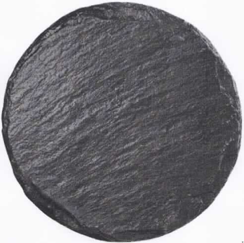 Angaben: Warenbezeichnung: Naturschieferplatten mit Gummifüßen, Art.-Nr. 49614 - Durchmesser: 30 cm - Farbe: schwarz - Material: Tonschiefer - Bearbeitung: Oberfläche spaltrauh / Kanten gebrochen / lebensmittelecht lackiert - Verwendungszweck: zur Dekoration.

Feststellungen: Äußere Beschaffenheit gemäß vorgelegter Abbildung: annähernd runde, schwarze Platte mit unebener Oberseite.

Die Angaben der Antragstellerin werden als zutreffend unterstellt.  

Befund: Als charakterbestimmender Bestandteil der Waren werden die Steinplatten angesehen (Allgemeine Vorschrift 3 b). Danach handelt es sich zolltariflich bei den Naturschieferplatten mit Gummifüßen um Waren aus Tonschiefer, der Position 6803 des EZT.

Es handelt sich um die Neuerteilung der vZTA DE 24369/09-2.